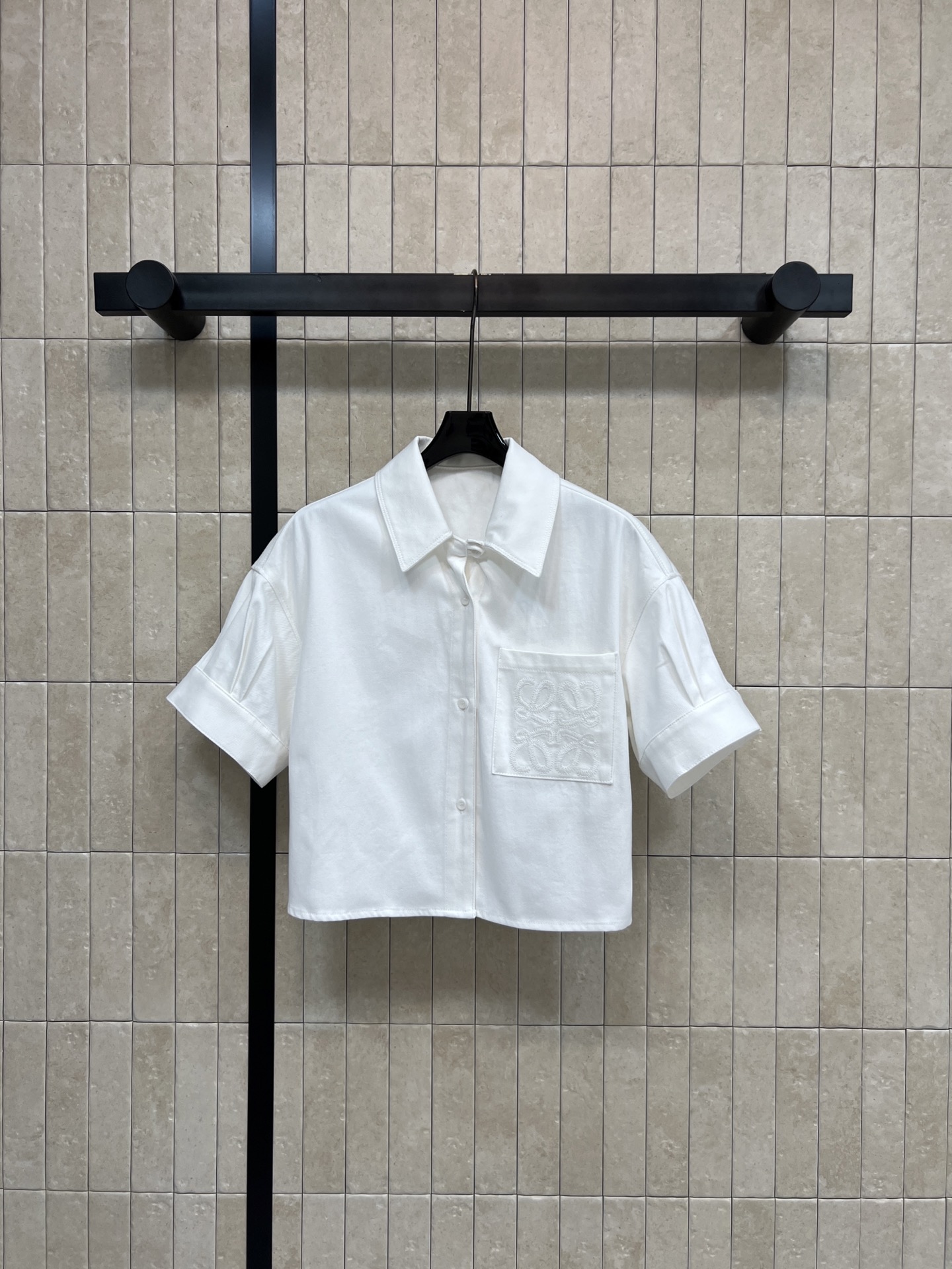 LW家 26春夏新款 白色刺绣牛仔衬衫 纯棉牛仔面料 短款高腰版型 轻松拉高腰线 单排同色系纽扣 隐形不