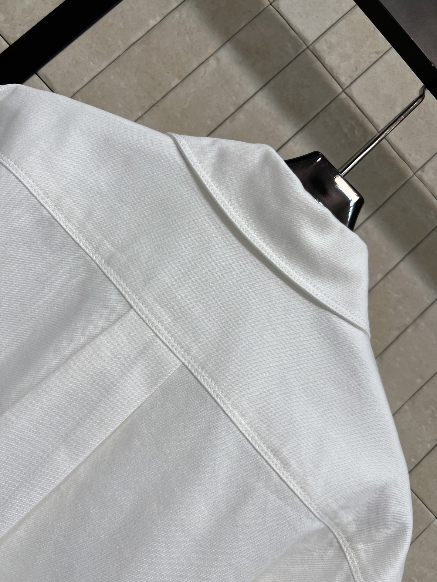 LW家 26春夏新款 白色刺绣牛仔衬衫 纯棉牛仔面料 短款高腰版型 轻松拉高腰线 单排同色系纽扣 隐形不