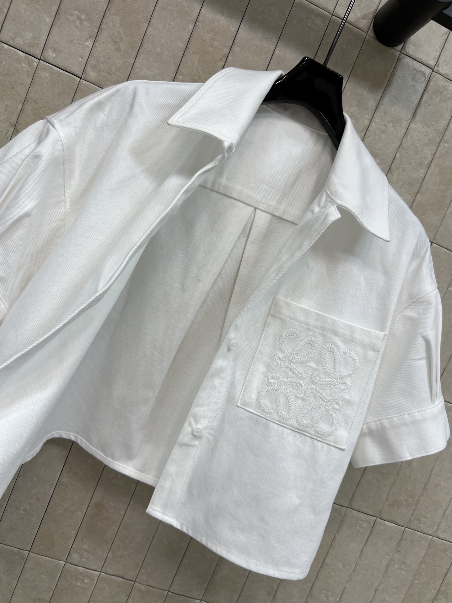 LW家 26春夏新款 白色刺绣牛仔衬衫 纯棉牛仔面料 短款高腰版型 轻松拉高腰线 单排同色系纽扣 隐形不