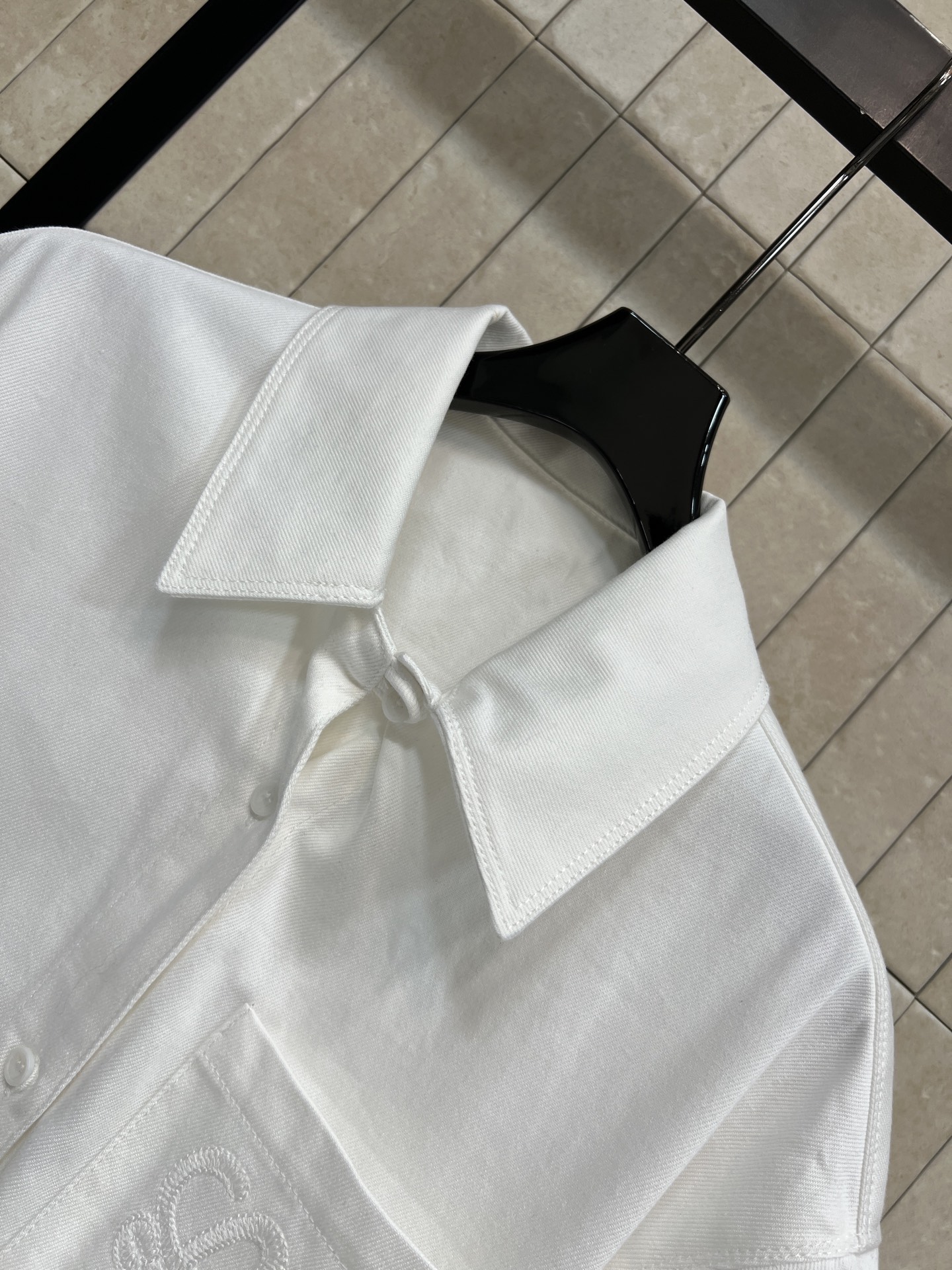 LW家 26春夏新款 白色刺绣牛仔衬衫 纯棉牛仔面料 短款高腰版型 轻松拉高腰线 单排同色系纽扣 隐形不