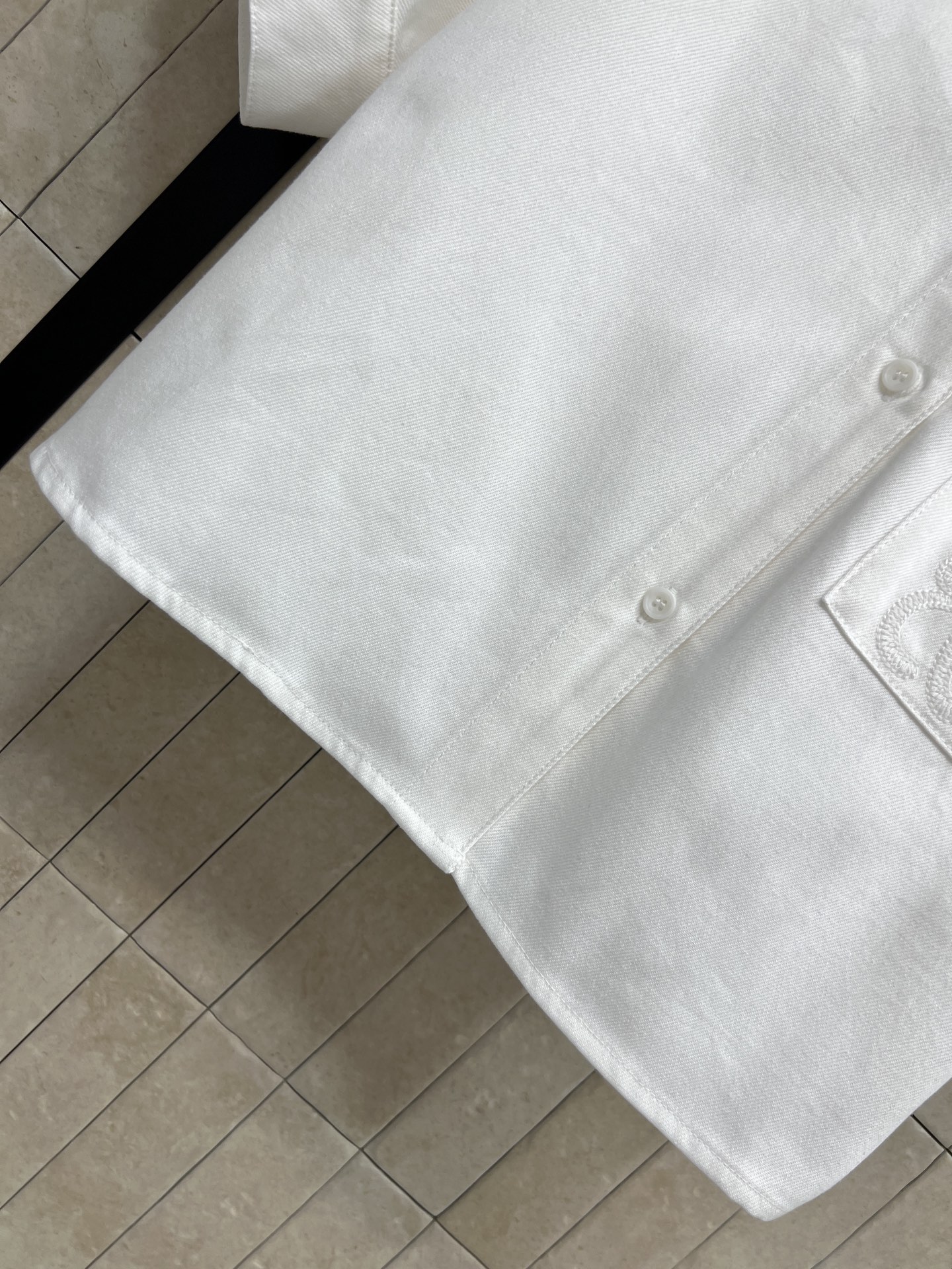 LW家 26春夏新款 白色刺绣牛仔衬衫 纯棉牛仔面料 短款高腰版型 轻松拉高腰线 单排同色系纽扣 隐形不