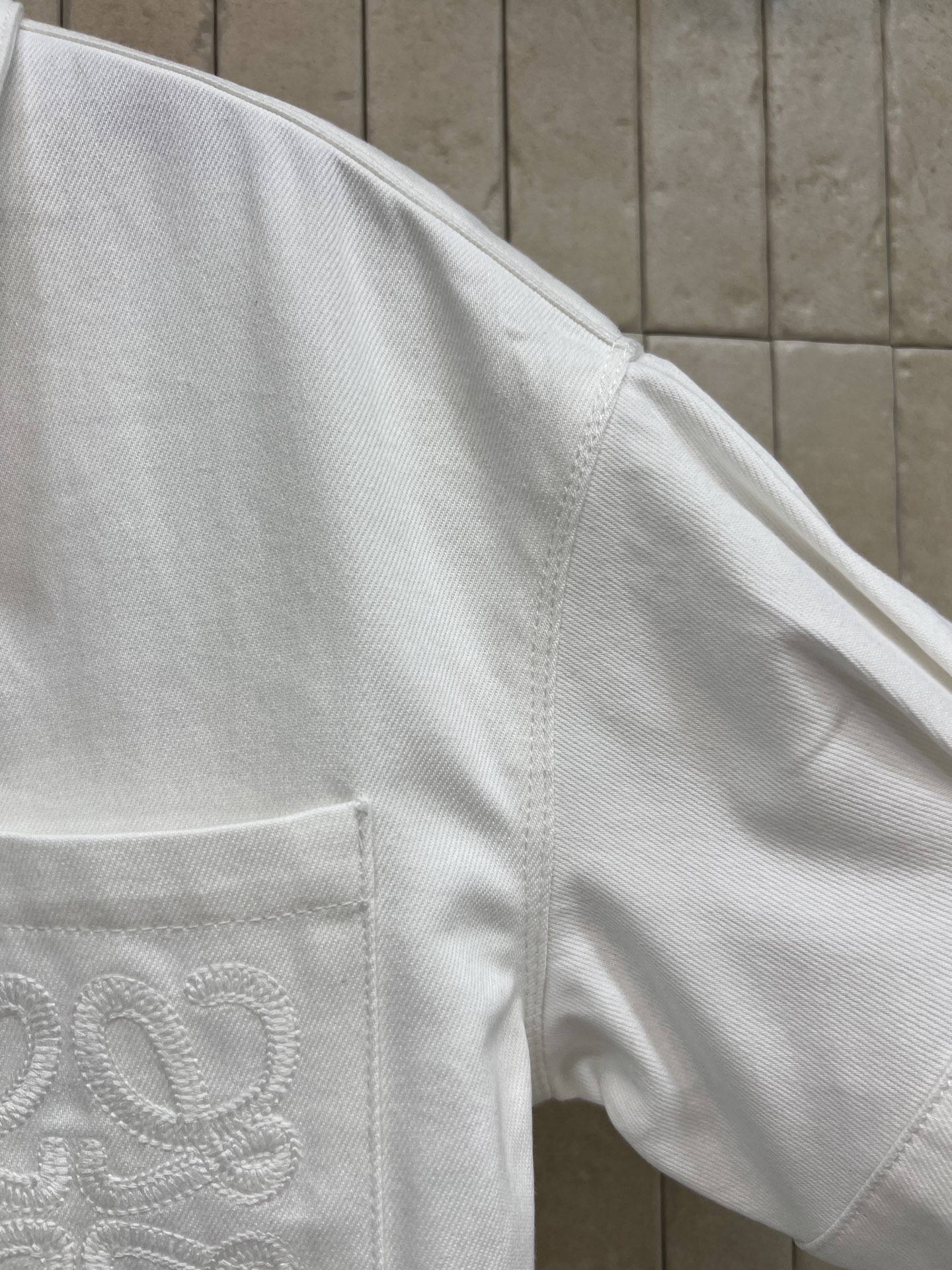 LW家 26春夏新款 白色刺绣牛仔衬衫 纯棉牛仔面料 短款高腰版型 轻松拉高腰线 单排同色系纽扣 隐形不