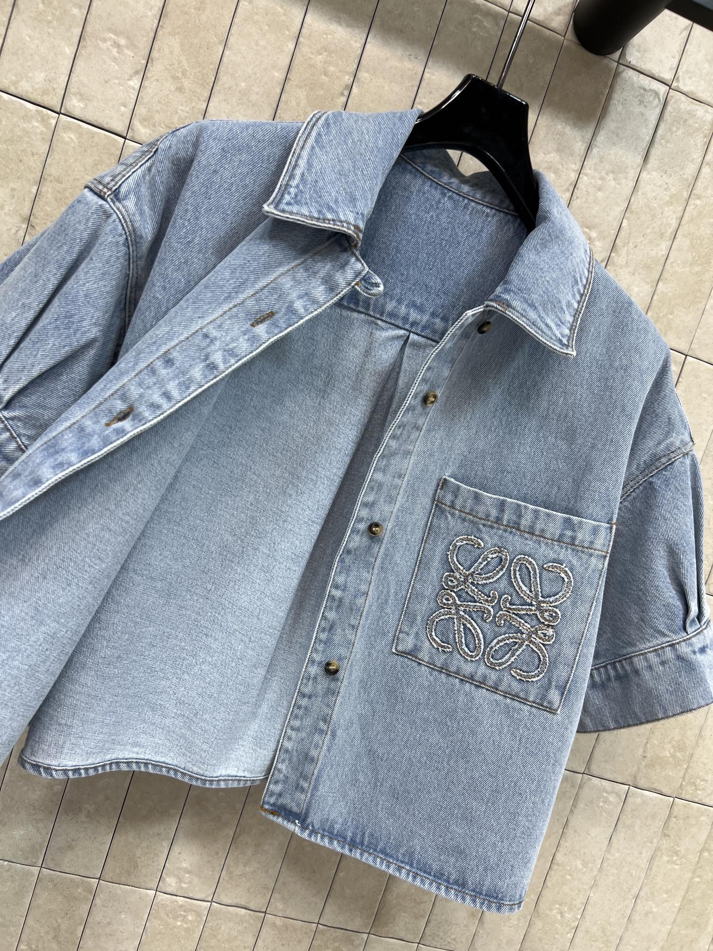 LW家 26春夏新款 刺绣牛仔衬衫 纯棉牛仔面料 挺括透气 春夏穿超舒服 宽松落肩+泡泡短袖剪裁 藏肉显