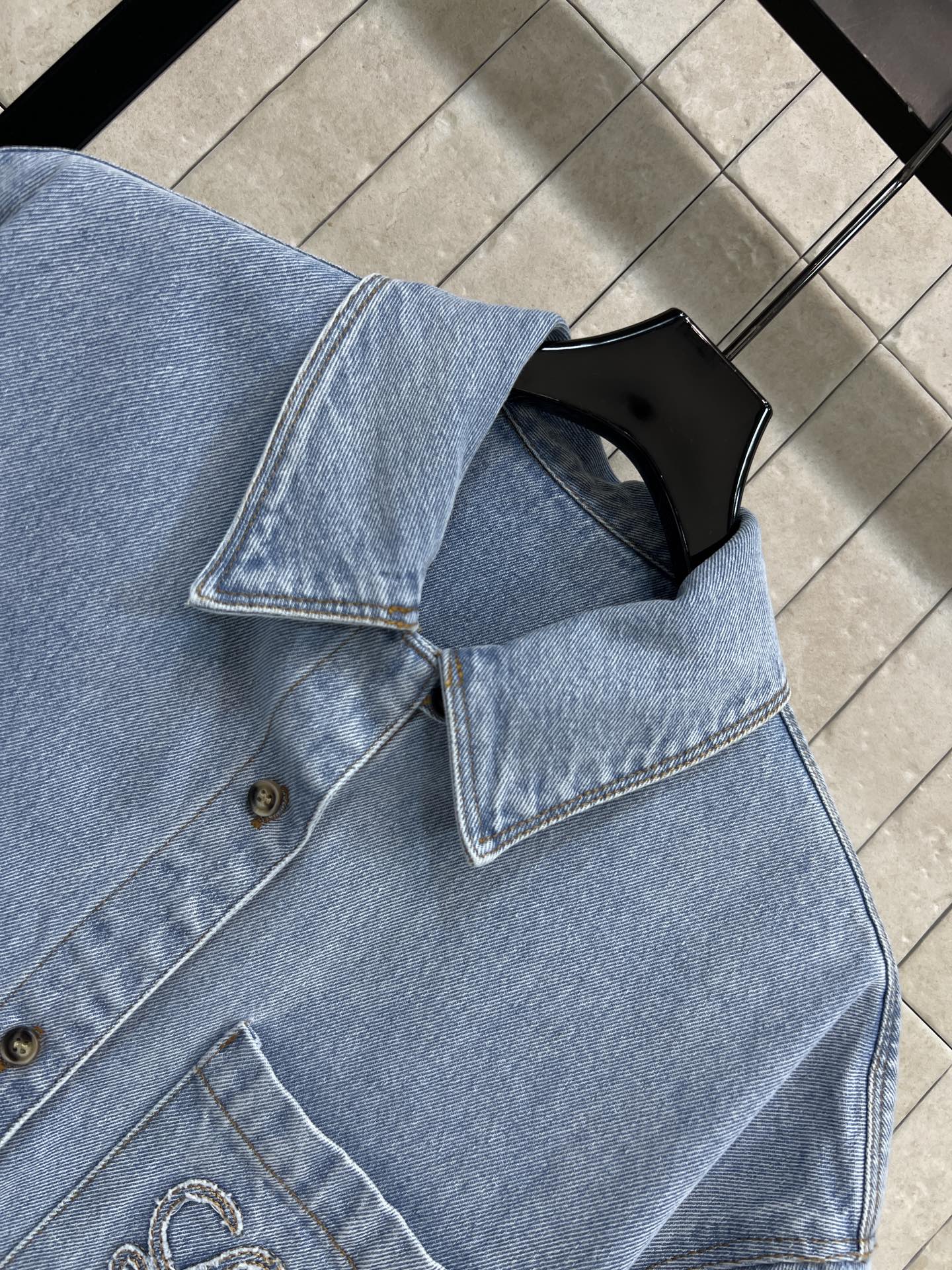 LW家 26春夏新款 刺绣牛仔衬衫 纯棉牛仔面料 挺括透气 春夏穿超舒服 宽松落肩+泡泡短袖剪裁 藏肉显