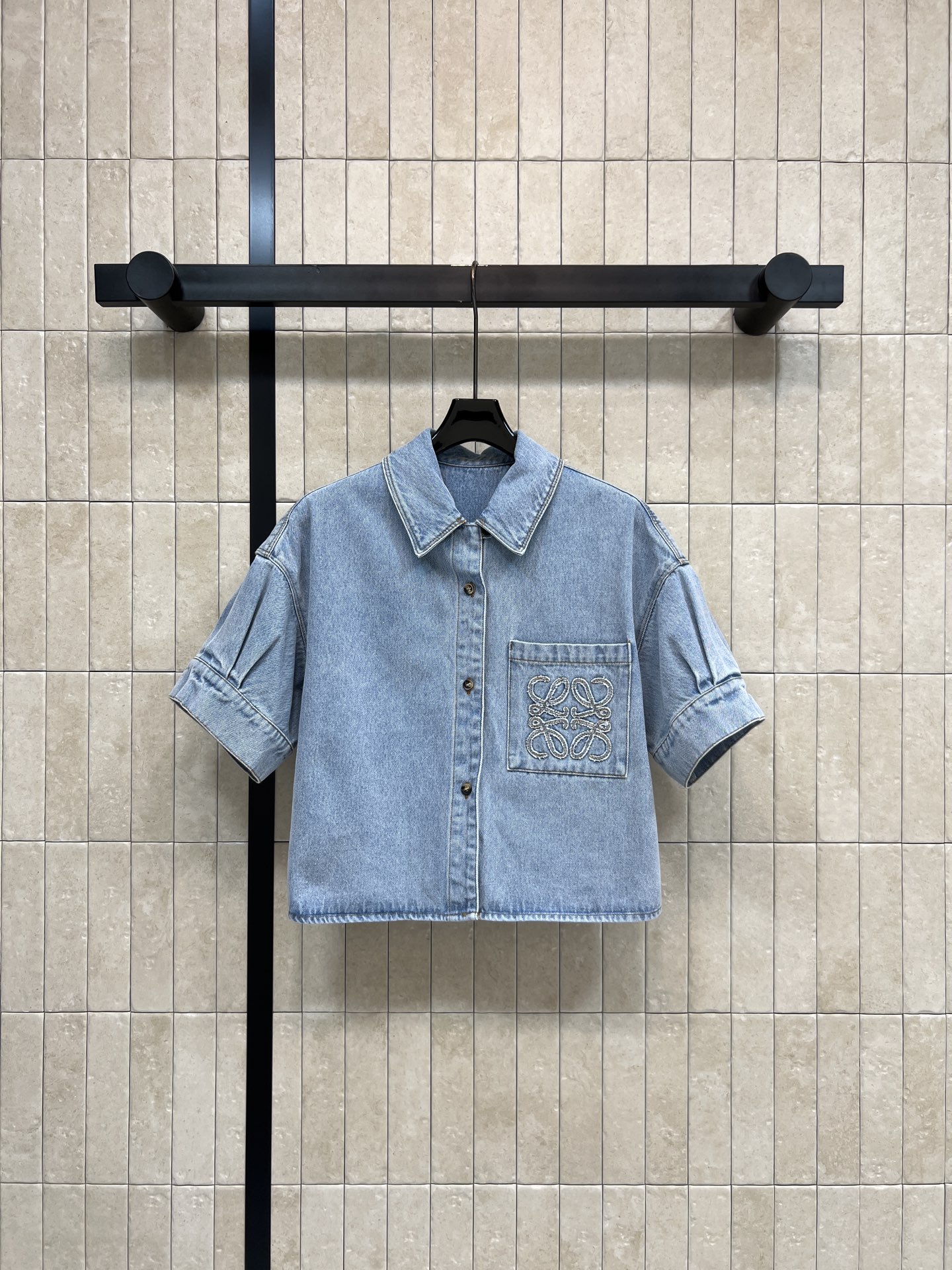 LW家 26春夏新款 刺绣牛仔衬衫 纯棉牛仔面料 挺括透气 春夏穿超舒服 宽松落肩+泡泡短袖剪裁 藏肉显