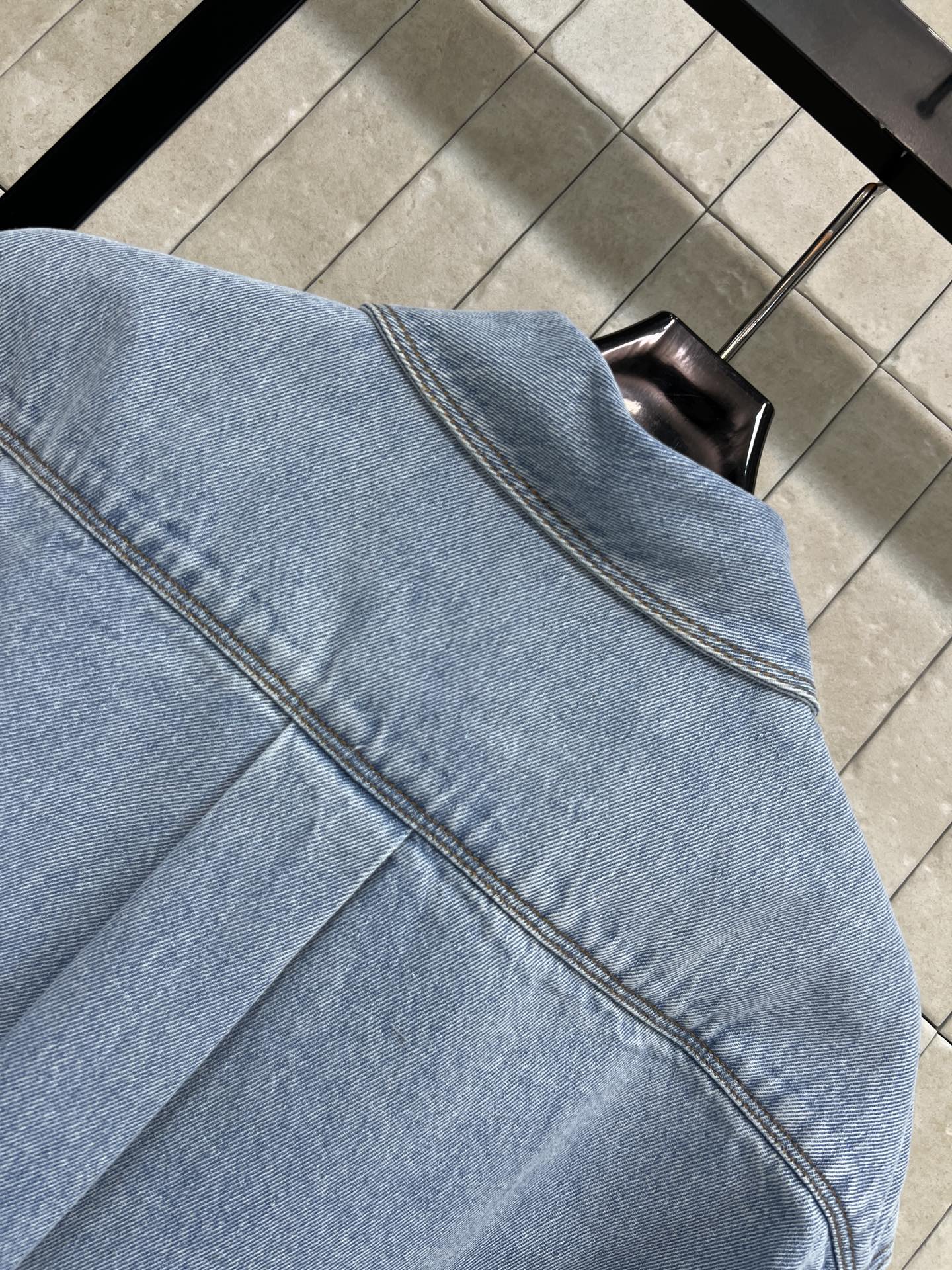 LW家 26春夏新款 刺绣牛仔衬衫 纯棉牛仔面料 挺括透气 春夏穿超舒服 宽松落肩+泡泡短袖剪裁 藏肉显