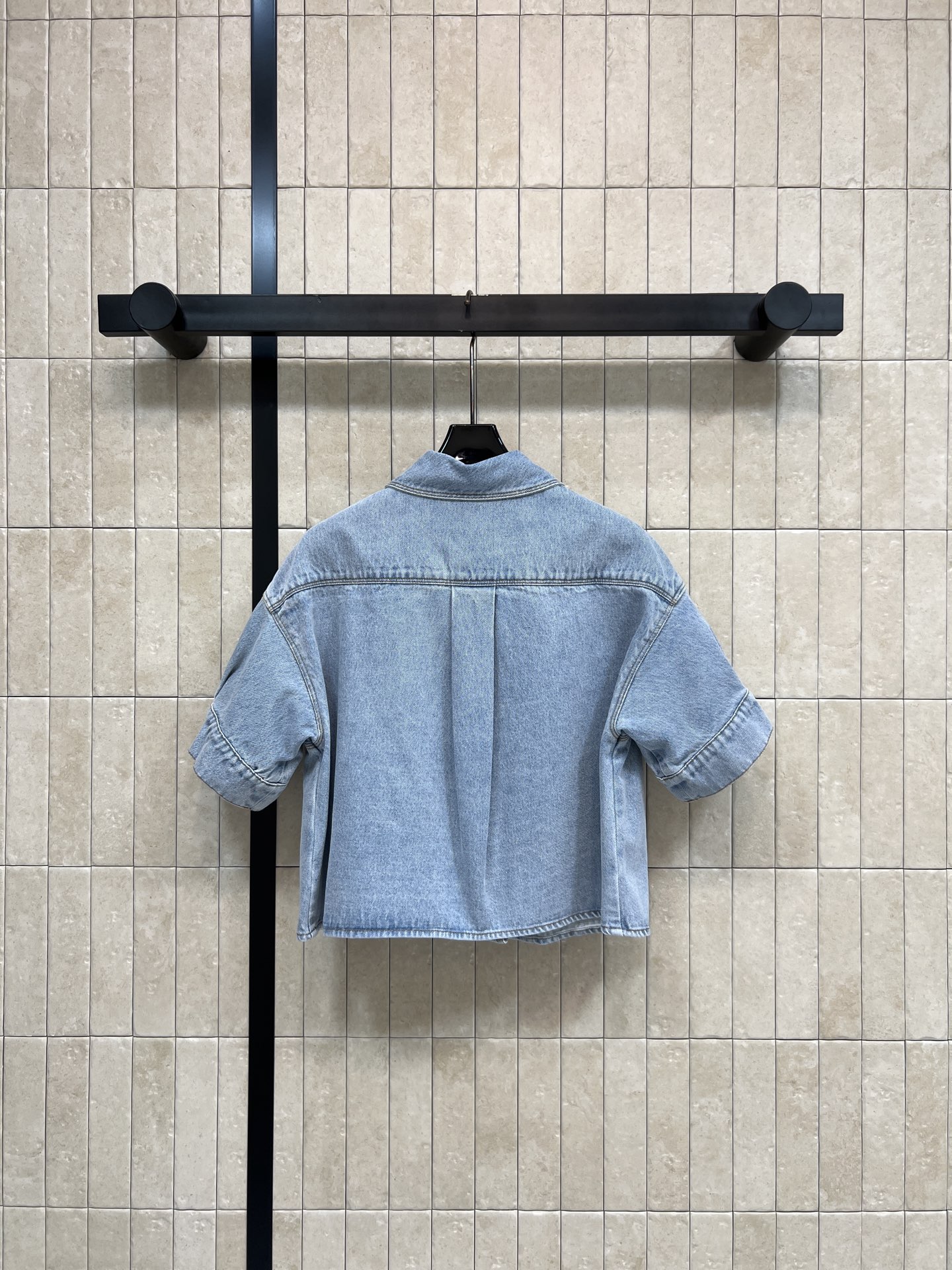 LW家 26春夏新款 刺绣牛仔衬衫 纯棉牛仔面料 挺括透气 春夏穿超舒服 宽松落肩+泡泡短袖剪裁 藏肉显