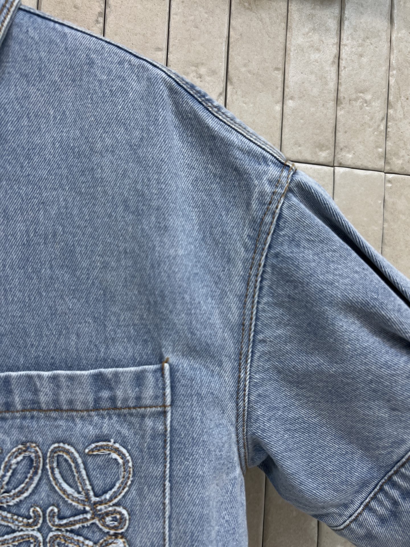 LW家 26春夏新款 刺绣牛仔衬衫 纯棉牛仔面料 挺括透气 春夏穿超舒服 宽松落肩+泡泡短袖剪裁 藏肉显