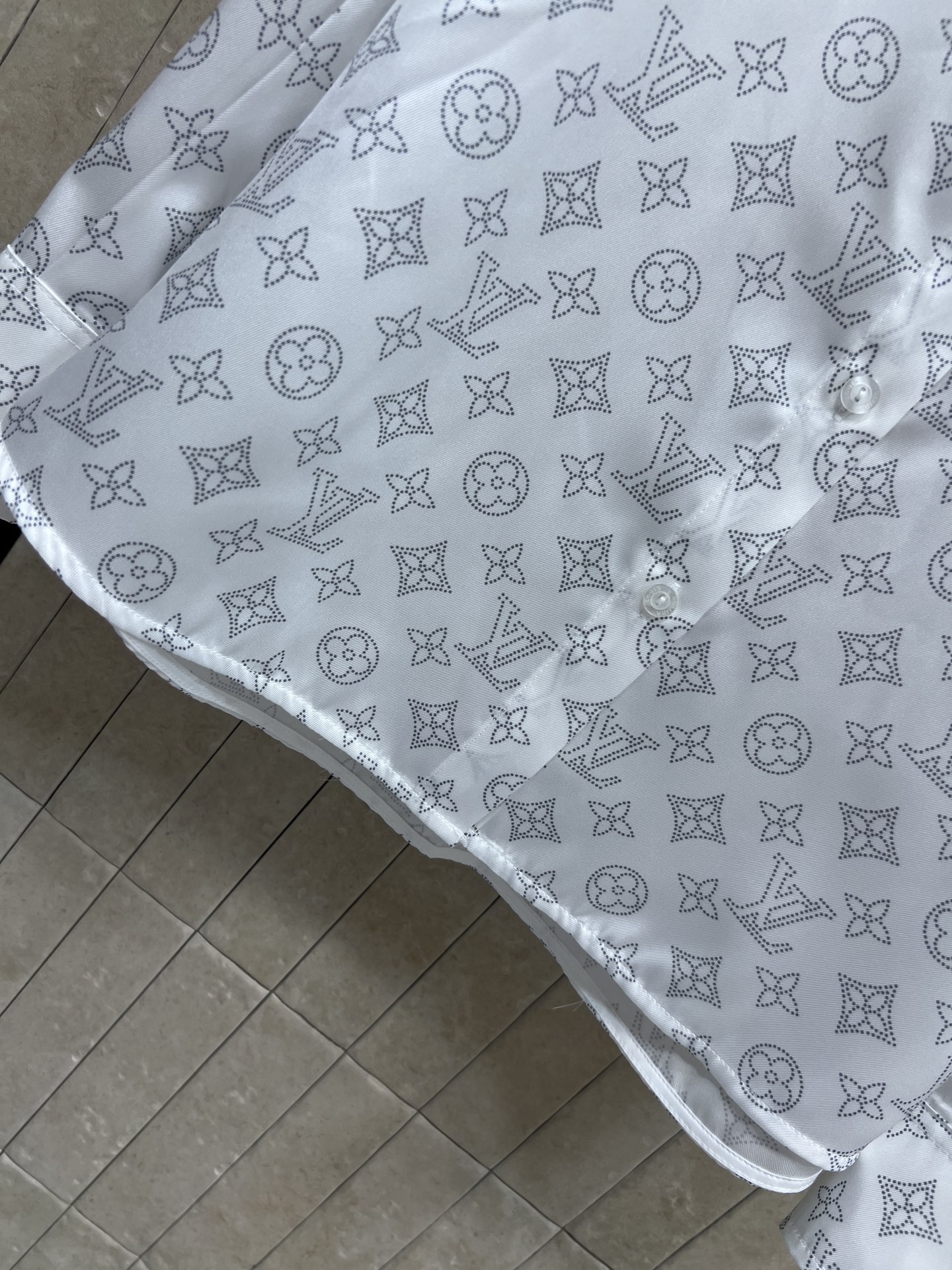 L家 26春夏新款 白色老花衬衫 面料上身亲肤透气 自带细腻光泽感 利落翻领版型 单排同色系纽扣设计 标