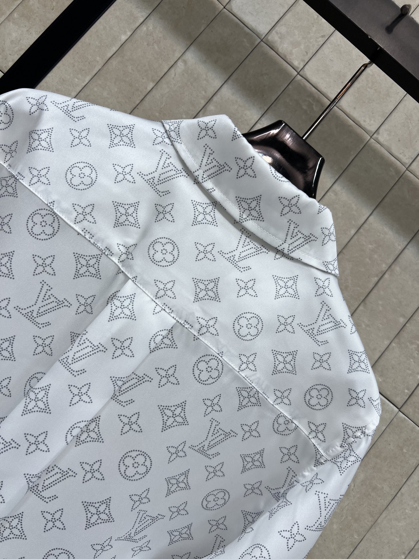 L家 26春夏新款 白色老花衬衫 面料上身亲肤透气 自带细腻光泽感 利落翻领版型 单排同色系纽扣设计 标
