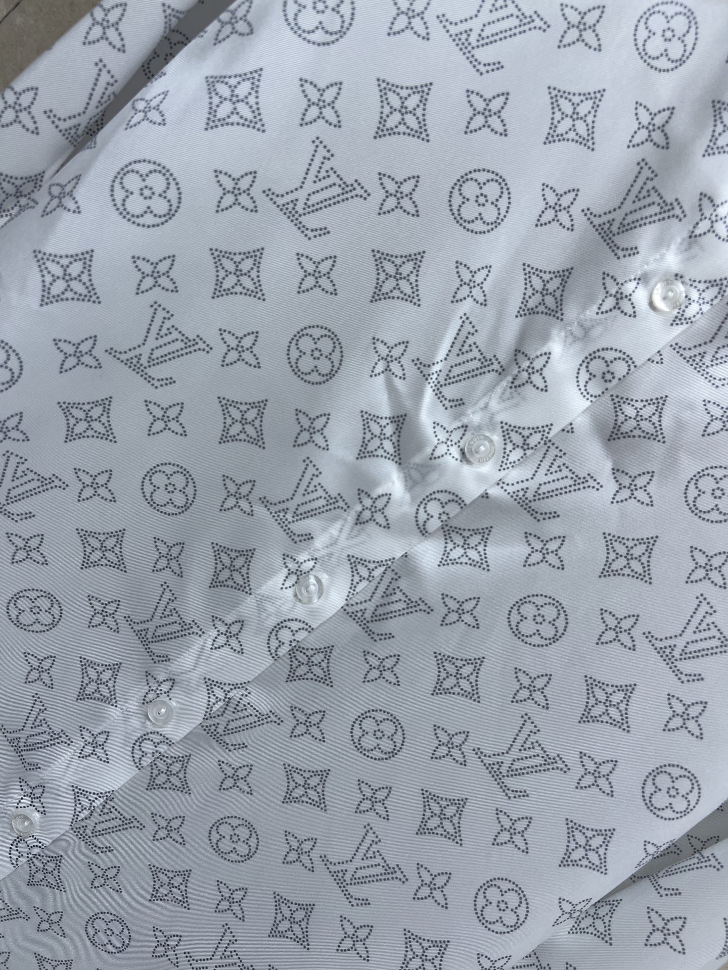 L家 26春夏新款 白色老花衬衫 面料上身亲肤透气 自带细腻光泽感 利落翻领版型 单排同色系纽扣设计 标