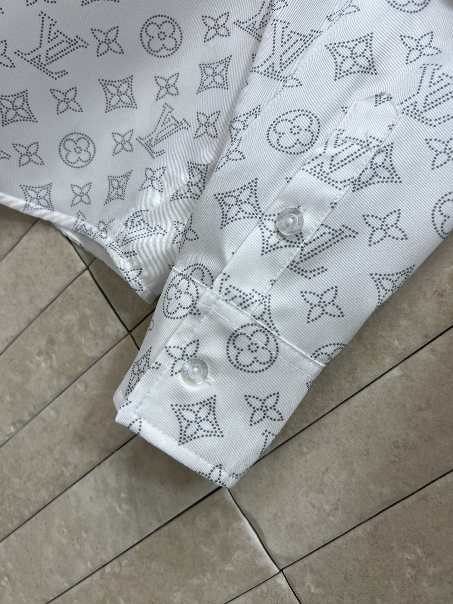 L家 26春夏新款 白色老花衬衫 面料上身亲肤透气 自带细腻光泽感 利落翻领版型 单排同色系纽扣设计 标