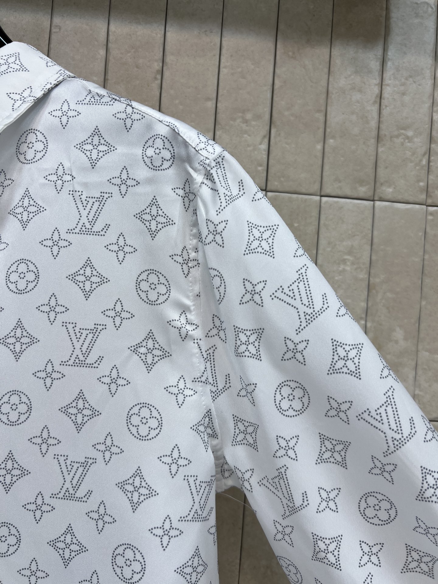 L家 26春夏新款 白色老花衬衫 面料上身亲肤透气 自带细腻光泽感 利落翻领版型 单排同色系纽扣设计 标