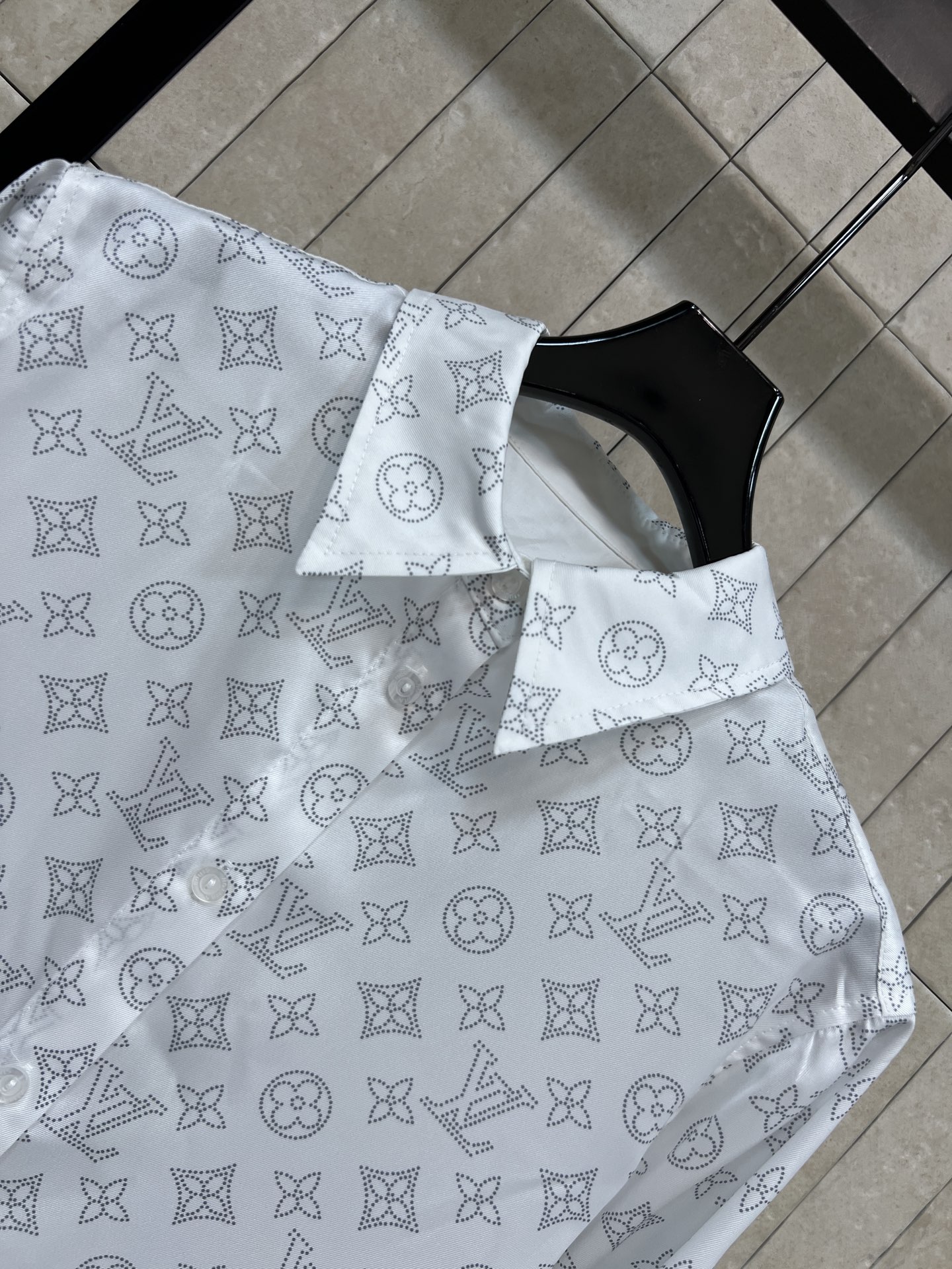 L家 26春夏新款 白色老花衬衫 面料上身亲肤透气 自带细腻光泽感 利落翻领版型 单排同色系纽扣设计 标