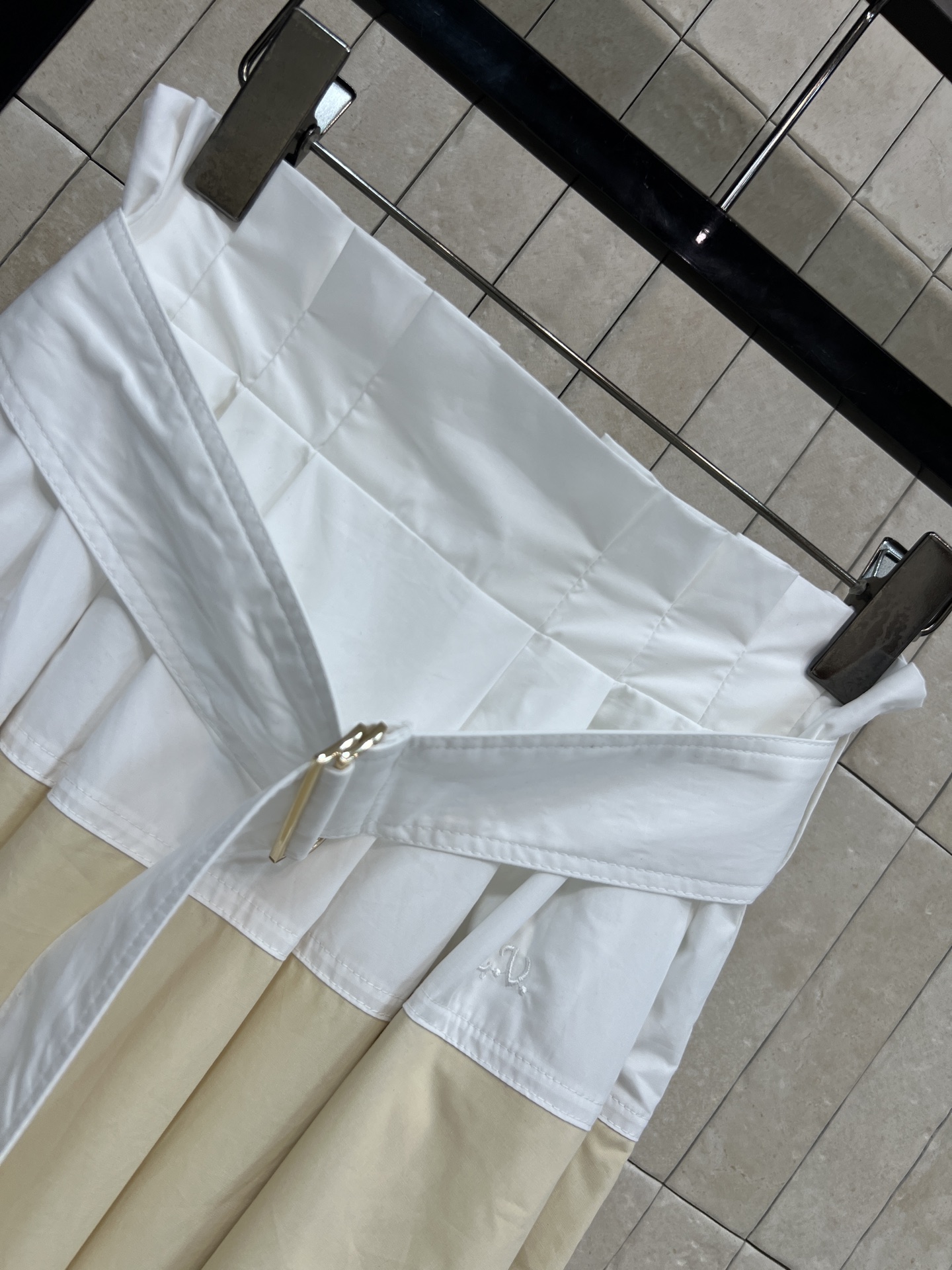 L家 26春夏新款 拼接高腰半裙 采用高品质纯棉面料 垂坠感满分 穿着舒适 搭配别致交叉腰带+金属扣细节