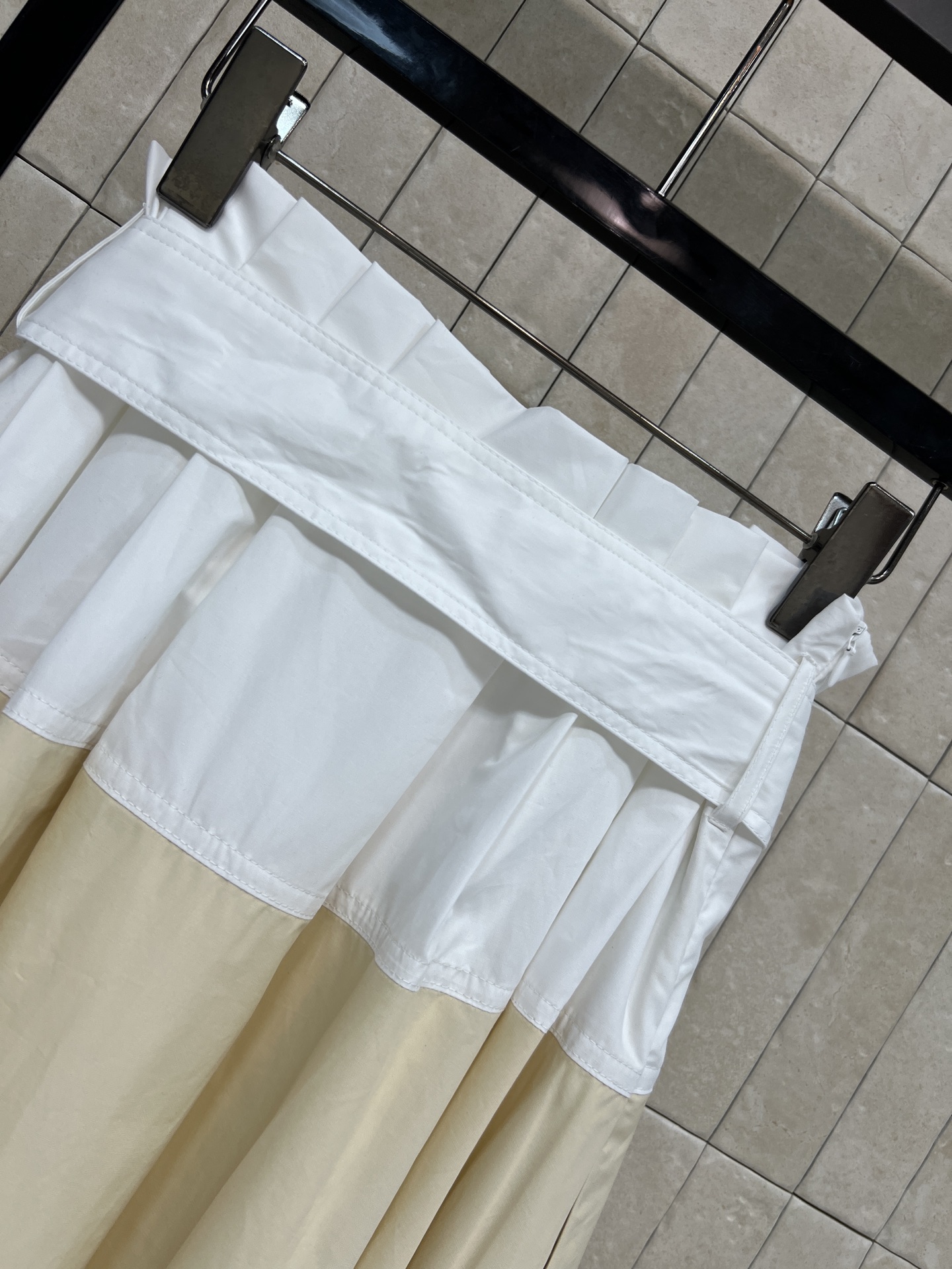 L家 26春夏新款 拼接高腰半裙 采用高品质纯棉面料 垂坠感满分 穿着舒适 搭配别致交叉腰带+金属扣细节