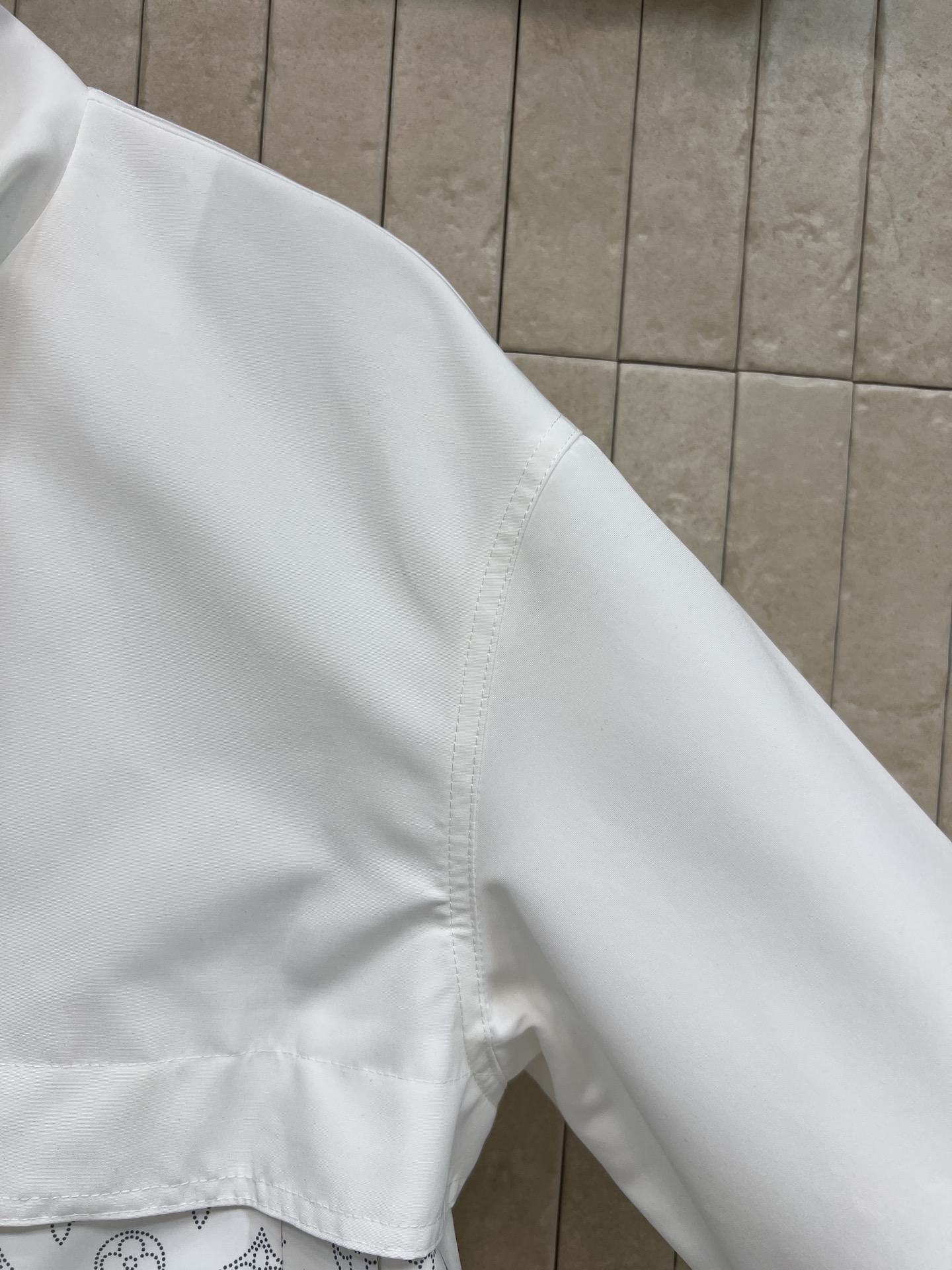 L家 26春夏新款 老花立领拼接外套 顺滑抗皱面料 立领防风版型 金属拉链+按扣双重开合设计 穿脱便捷更