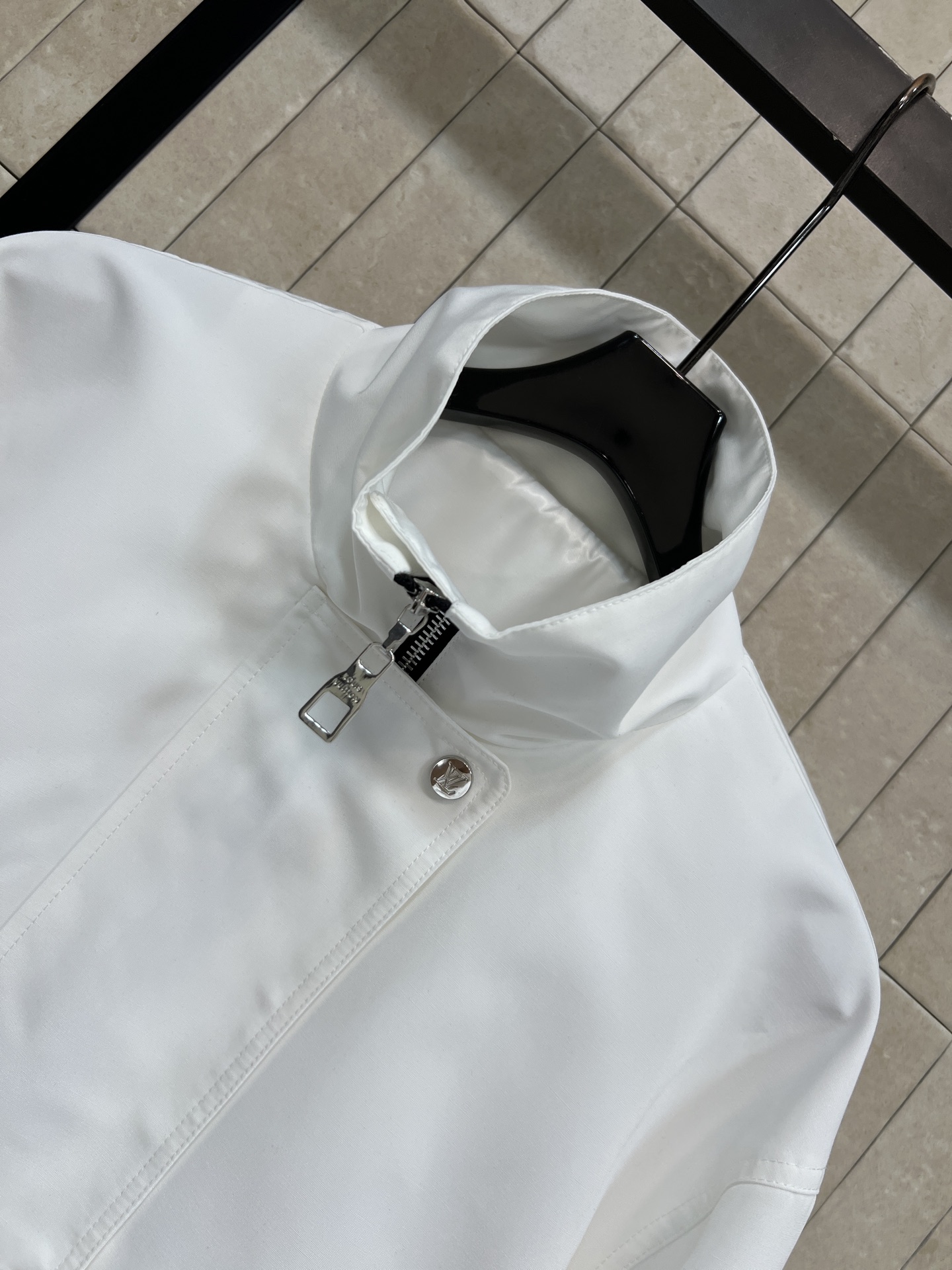 L家 26春夏新款 老花立领拼接外套 顺滑抗皱面料 立领防风版型 金属拉链+按扣双重开合设计 穿脱便捷更