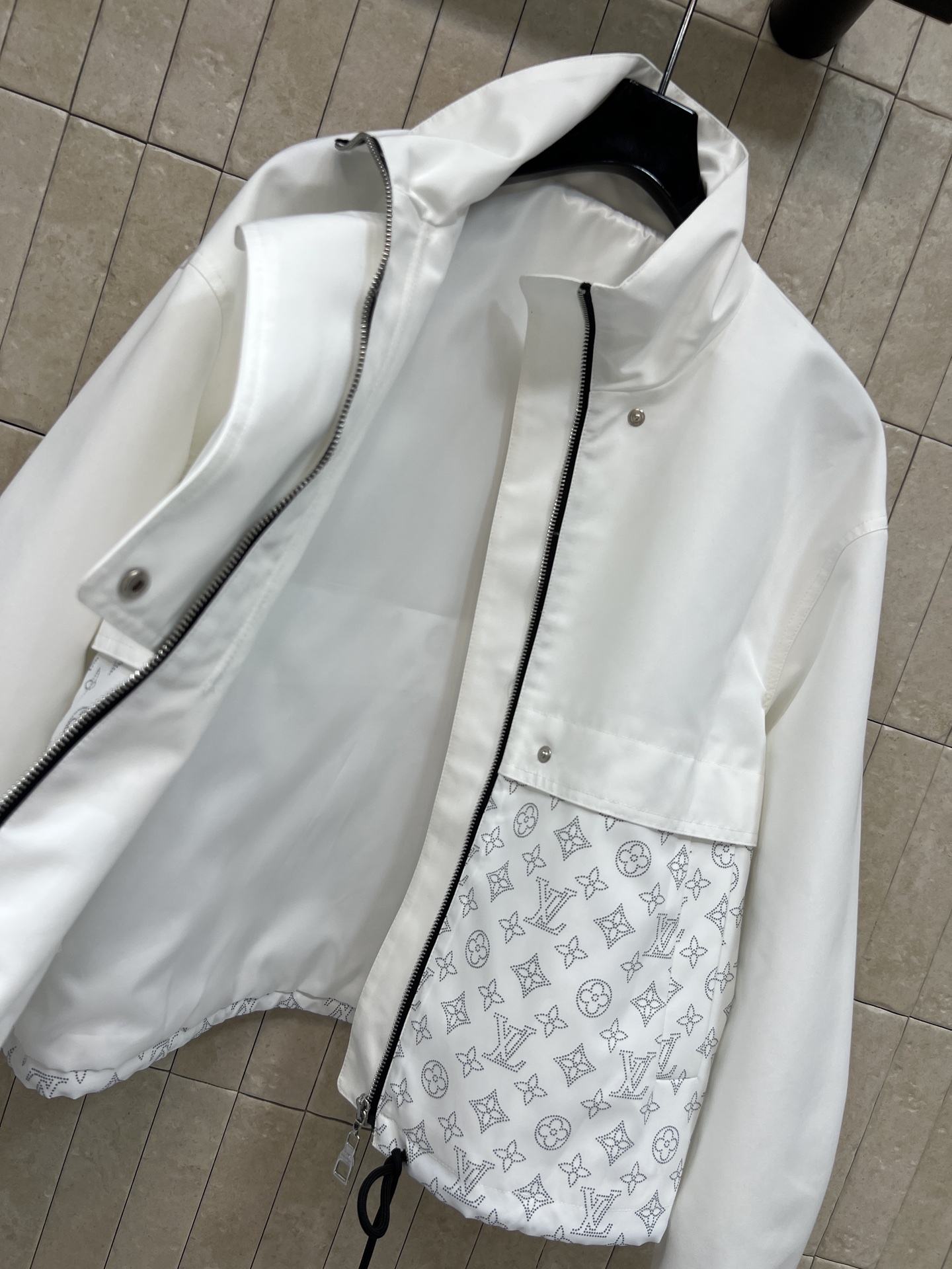 L家 26春夏新款 老花立领拼接外套 顺滑抗皱面料 立领防风版型 金属拉链+按扣双重开合设计 穿脱便捷更