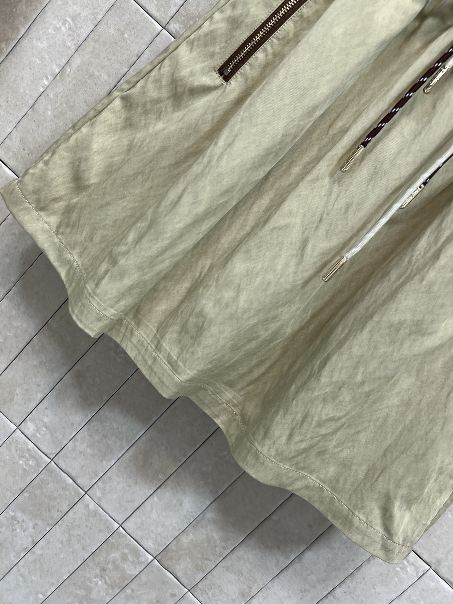 MIU家 26春夏新款 短款连帽套装 短款外套+高腰短裤 撞色抽绳还有拉链细节 同系列高腰A字短裤 松紧