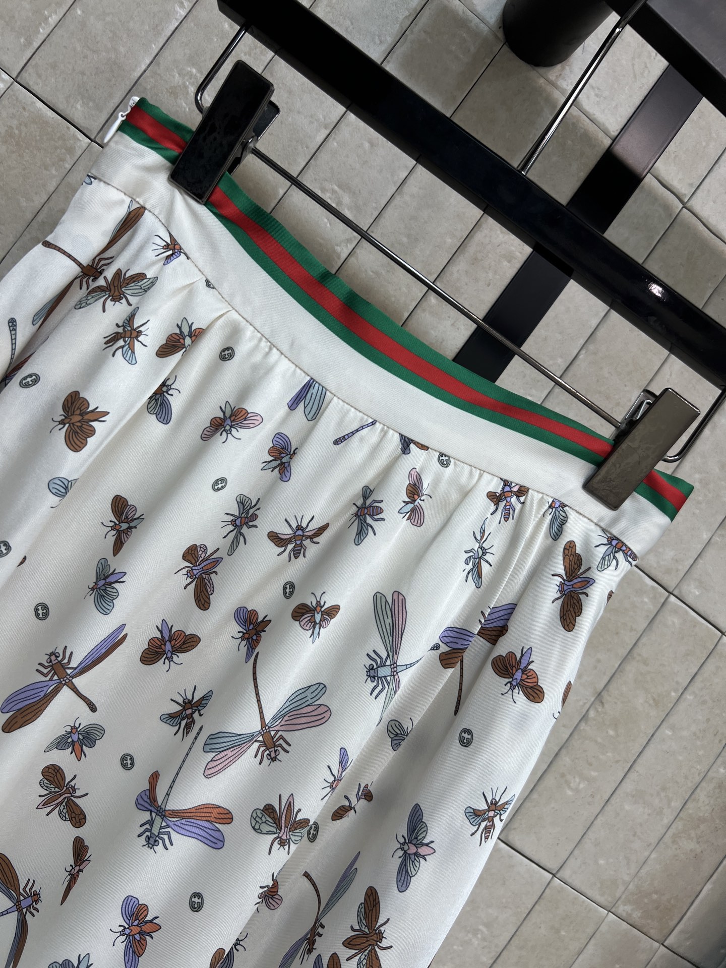G家 26春夏新款 蜻蜓印花半身裙 面料轻盈飘逸裙摆宽松过膝 高腰设计修饰身材比例 显瘦又优雅 腰部绿色