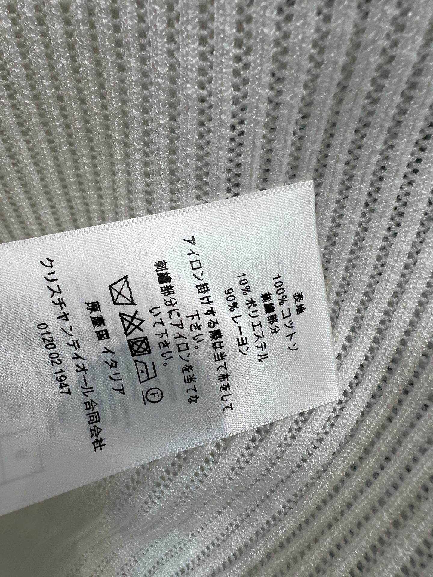 D家 26春夏新款 刺绣短袖上衣 轻薄透气的竖纹面料 自带若隐若现的通透感 经典圆领设计 直筒微宽松版型