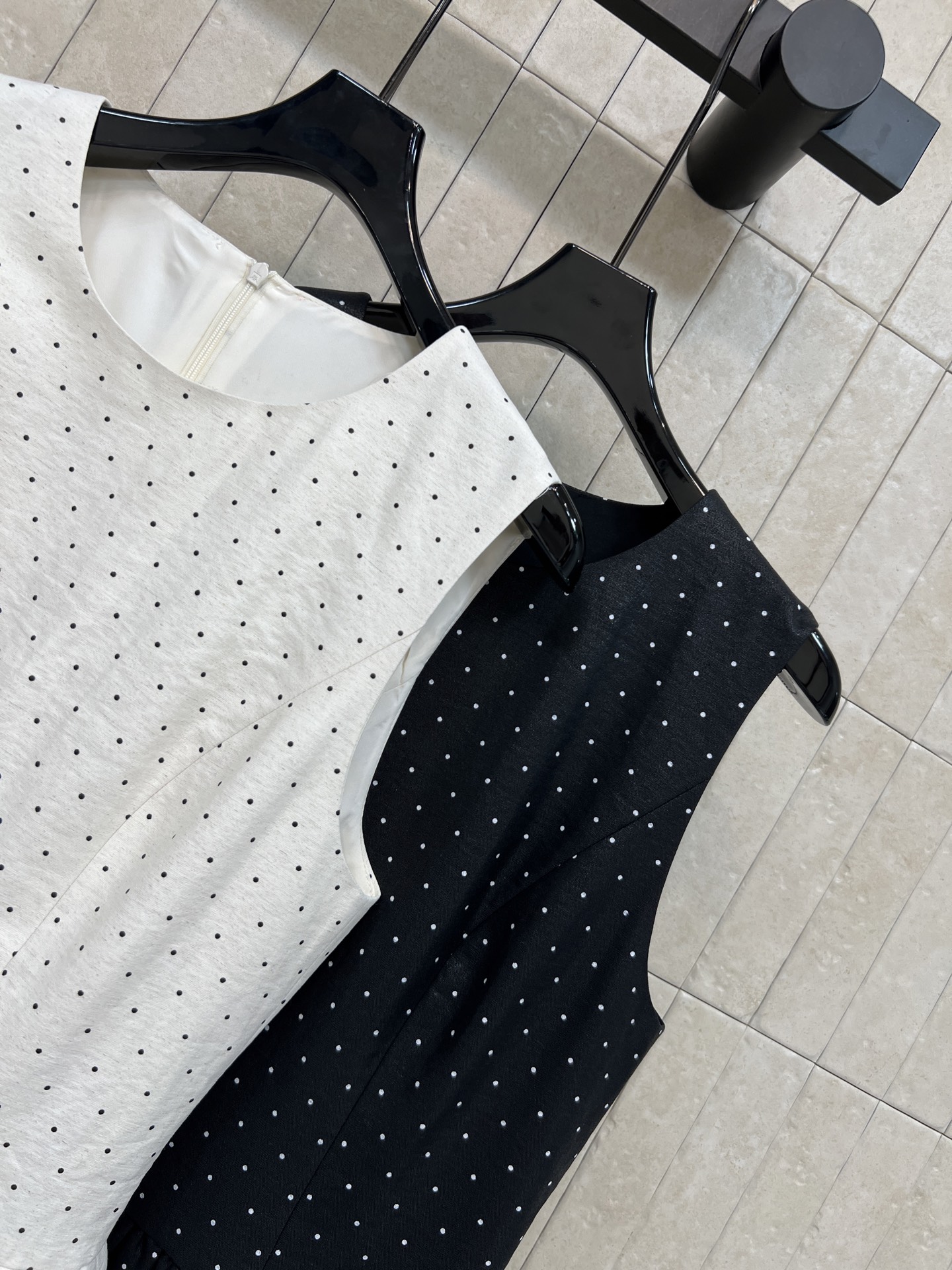 MIU家 26春夏新款 波点无袖连衣裙 轻薄透气面料 春夏天穿超舒服 层叠裙摆设计 立体又灵动 无袖剪裁