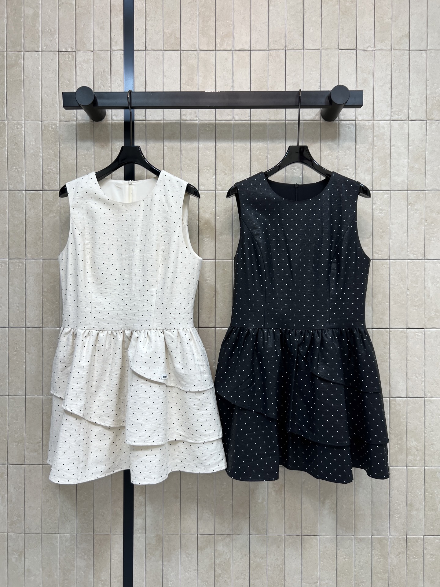 MIU家 26春夏新款 波点无袖连衣裙 轻薄透气面料 春夏天穿超舒服 层叠裙摆设计 立体又灵动 无袖剪裁