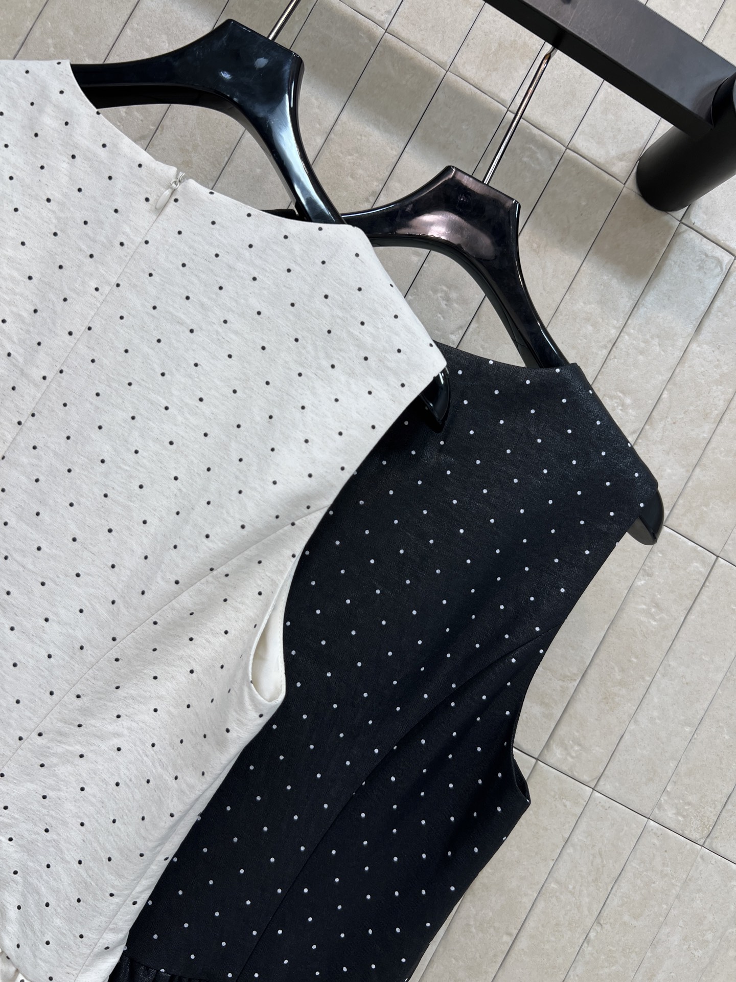 MIU家 26春夏新款 波点无袖连衣裙 轻薄透气面料 春夏天穿超舒服 层叠裙摆设计 立体又灵动 无袖剪裁