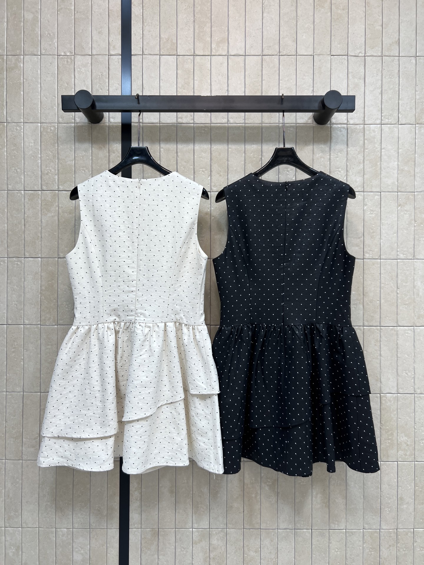 MIU家 26春夏新款 波点无袖连衣裙 轻薄透气面料 春夏天穿超舒服 层叠裙摆设计 立体又灵动 无袖剪裁
