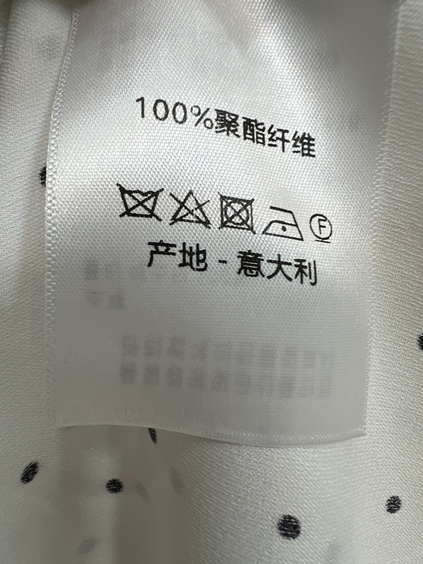 D家 26春夏新款V领收腰连衣裙 无袖+翻领设计 腰带可调节 轻松凸显腰线 裙摆长度适中 面料轻盈透气 