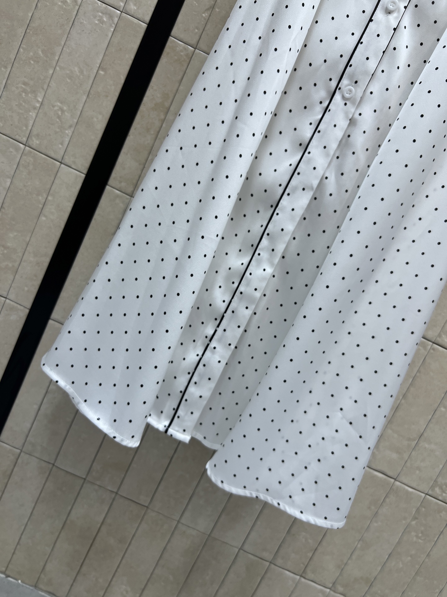 D家 26春夏新款V领收腰连衣裙 无袖+翻领设计 腰带可调节 轻松凸显腰线 裙摆长度适中 面料轻盈透气 