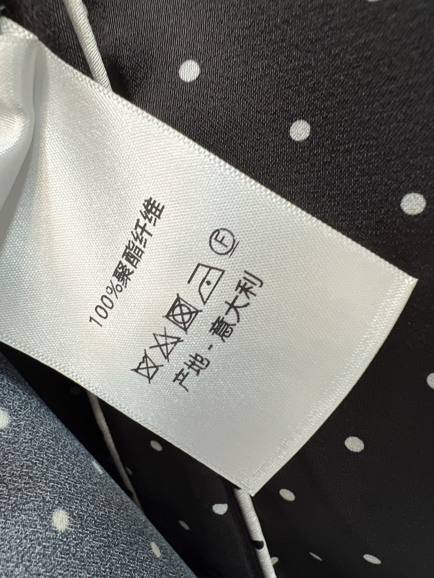 D家 26春夏新款V领收腰连衣裙 无袖+翻领设计 腰带可调节 轻松凸显腰线 裙摆长度适中 面料轻盈透气 