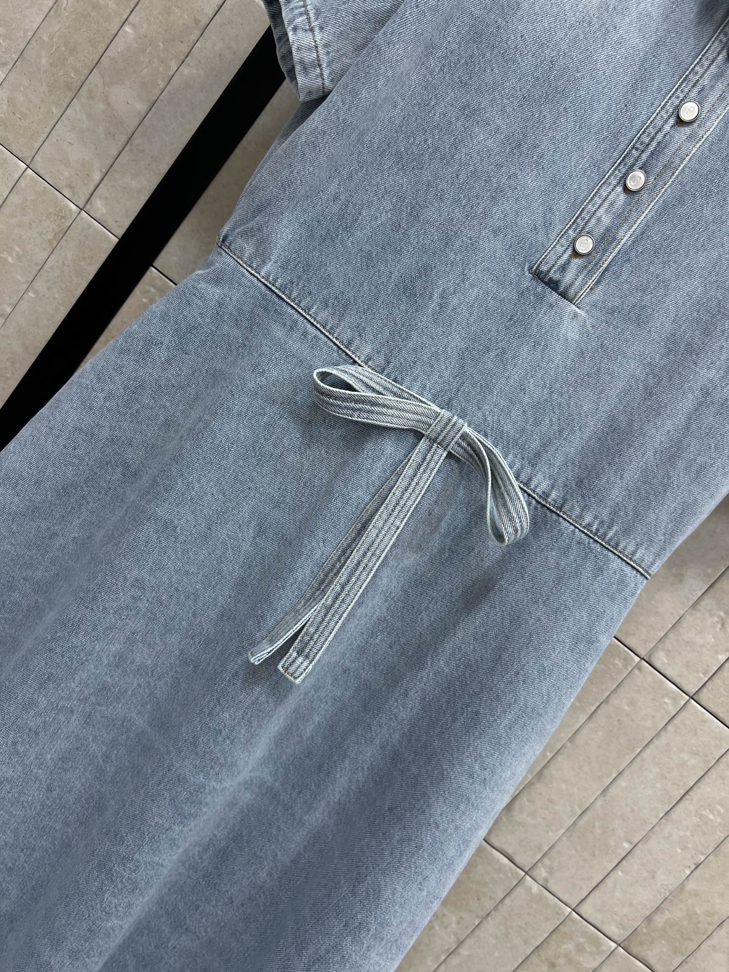 D家 26春夏新款 牛仔花边连衣裙 采用牛仔面料 显白不挑肤色 复古时髦 短袖+翻领+单排纽扣细节满分 