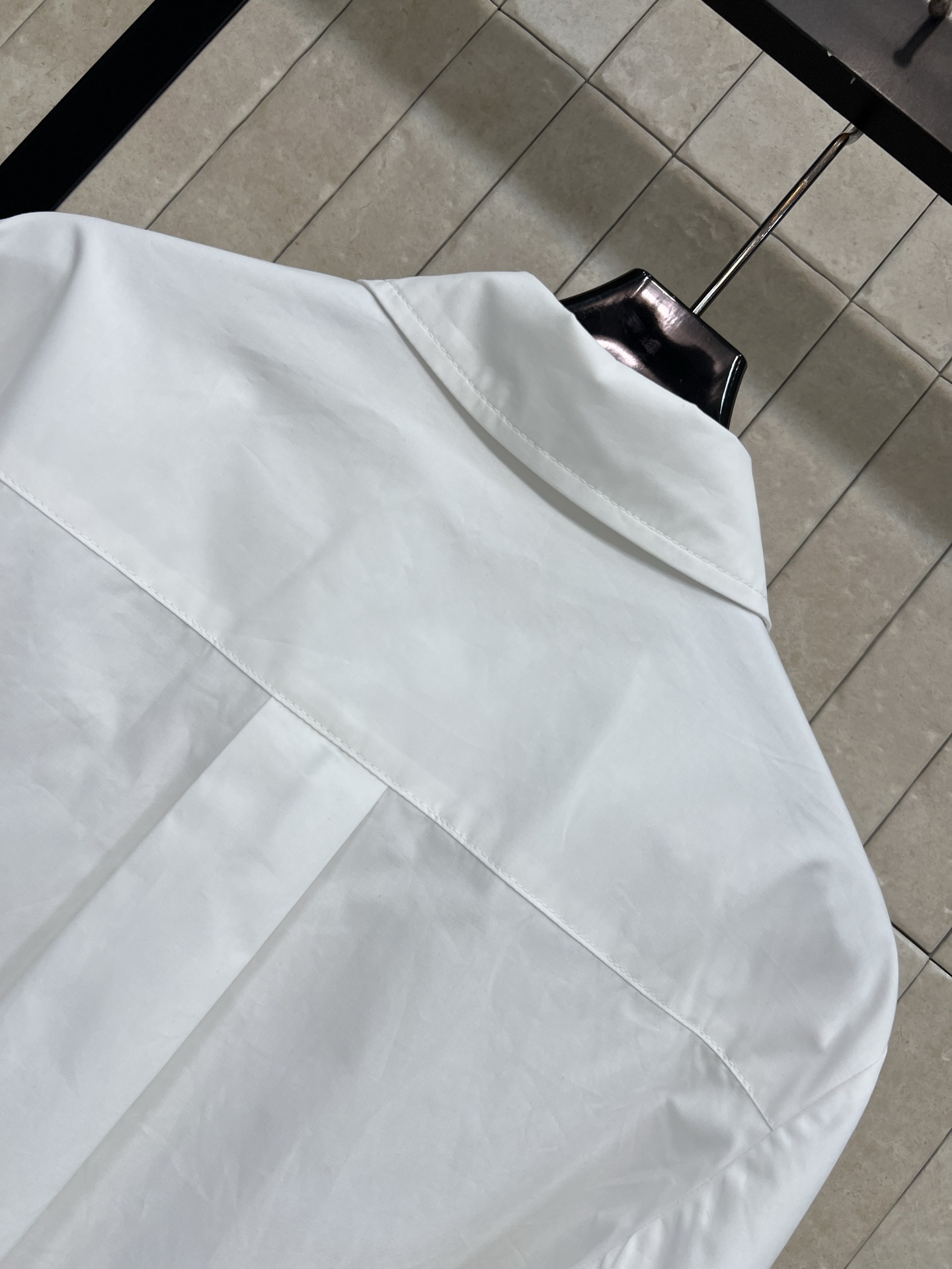 L家 26夏季新款 腰带设计白衬衫 纯棉面料 经典翻领长袖 侧腰撞色系带设计 logo细带打破单调感 可