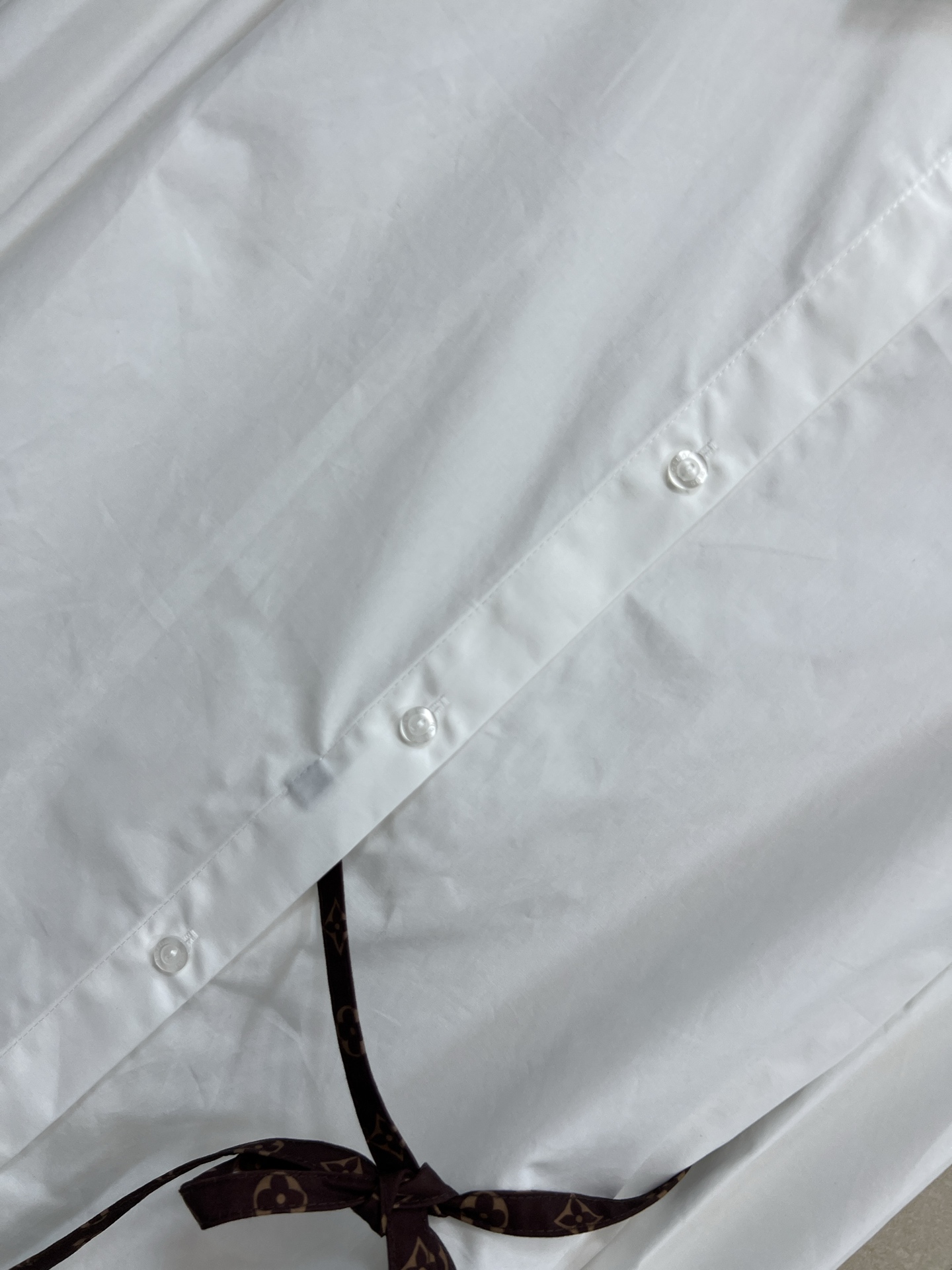 L家 26夏季新款 腰带设计白衬衫 纯棉面料 经典翻领长袖 侧腰撞色系带设计 logo细带打破单调感 可