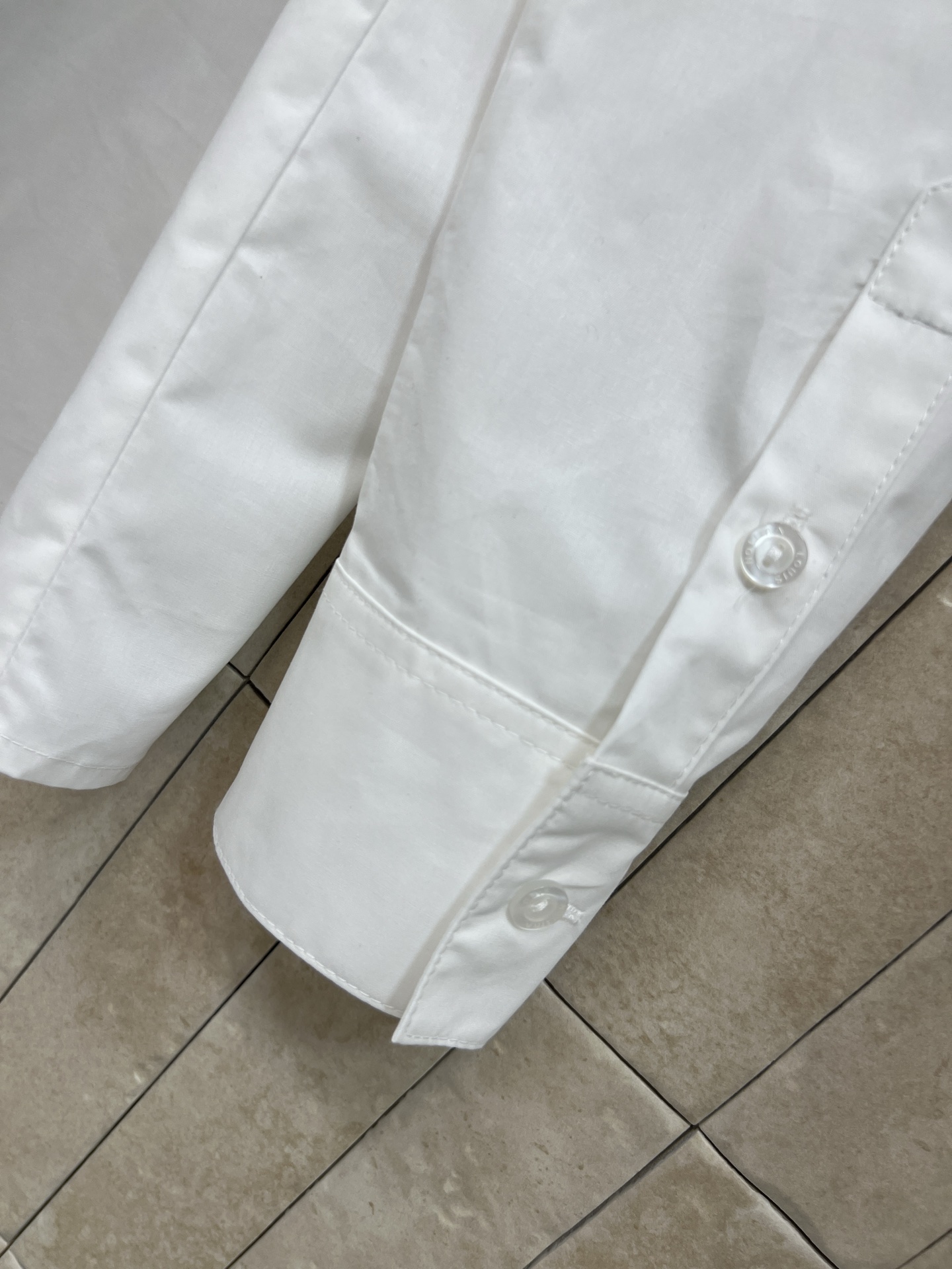 L家 26夏季新款 腰带设计白衬衫 纯棉面料 经典翻领长袖 侧腰撞色系带设计 logo细带打破单调感 可