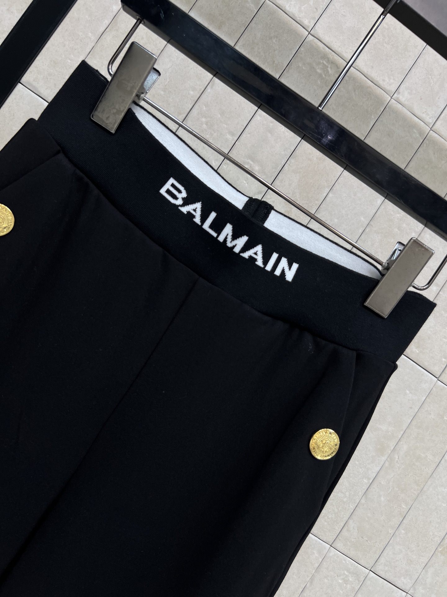 BAL家 26夏季新款 黑色微喇长裤​​ 高腰设计+金属纽扣 复古又时髦 微喇裤型修饰腿型 显瘦显高 面