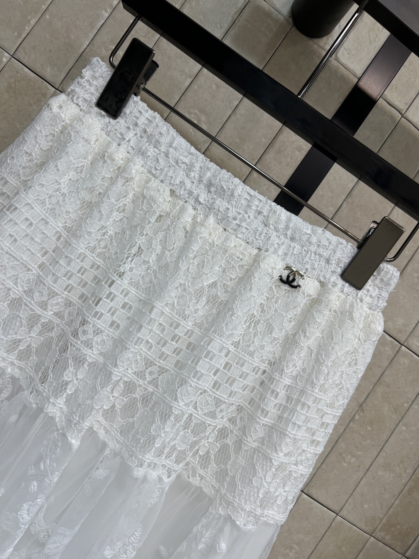 C家 26夏季新款 蕾丝半身裙 采用精致刺绣蕾丝 高腰A字版型超显瘦 松紧腰设计 中长款裙长 日常 约会