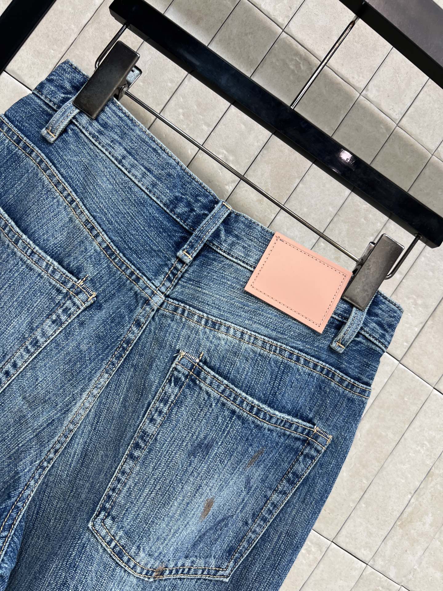 26夏季新款 破洞阔腿牛仔裤 纯棉牛仔面料透气 破洞细节 随性又时髦 两处不规则破洞设计打破沉闷 高腰阔