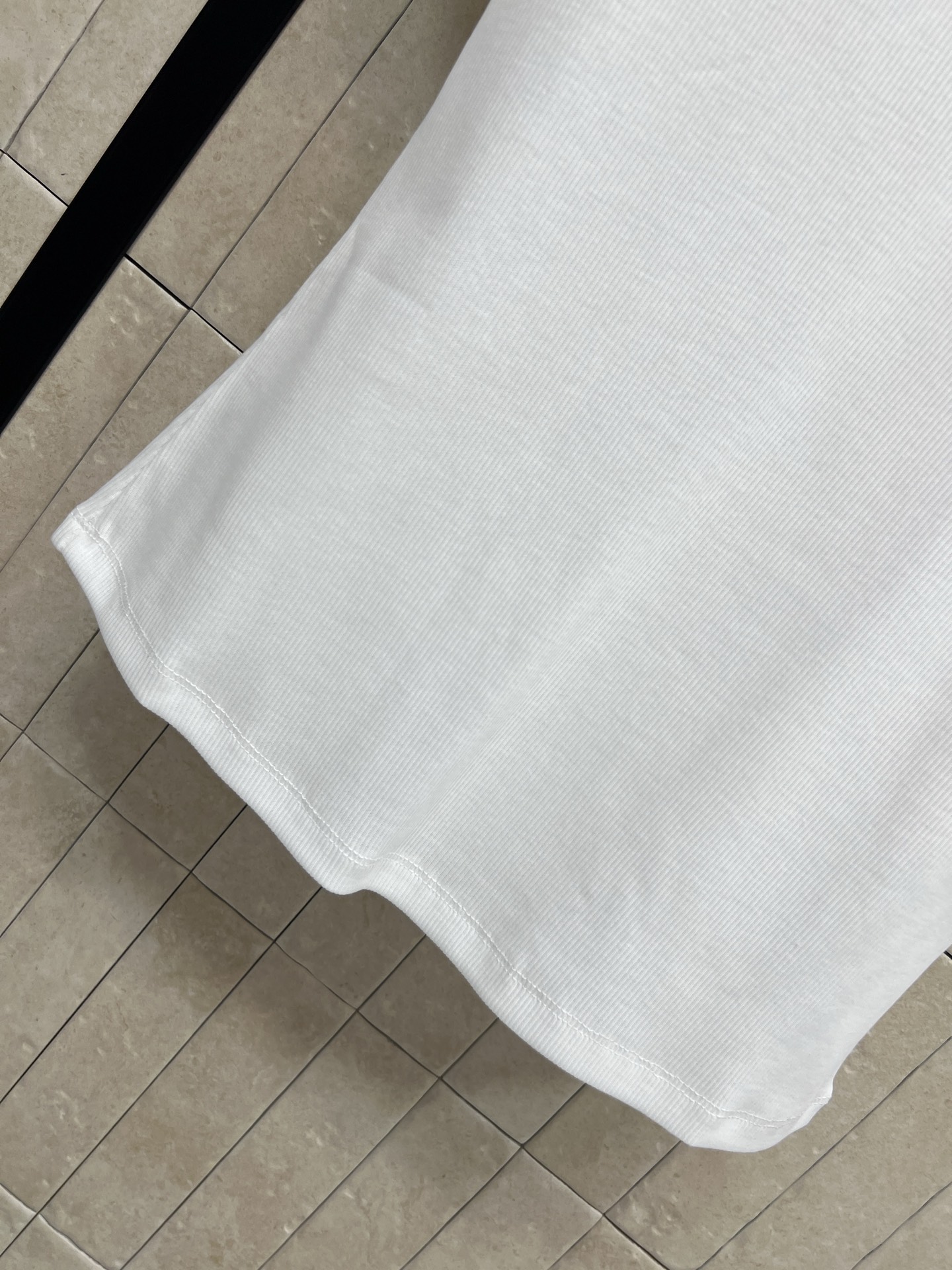 MIU家 26夏季新款 花边短袖上衣 领口和袖口的黑色花边设计 精致又有层次感 胸前品牌刺绣低调正肩剪裁