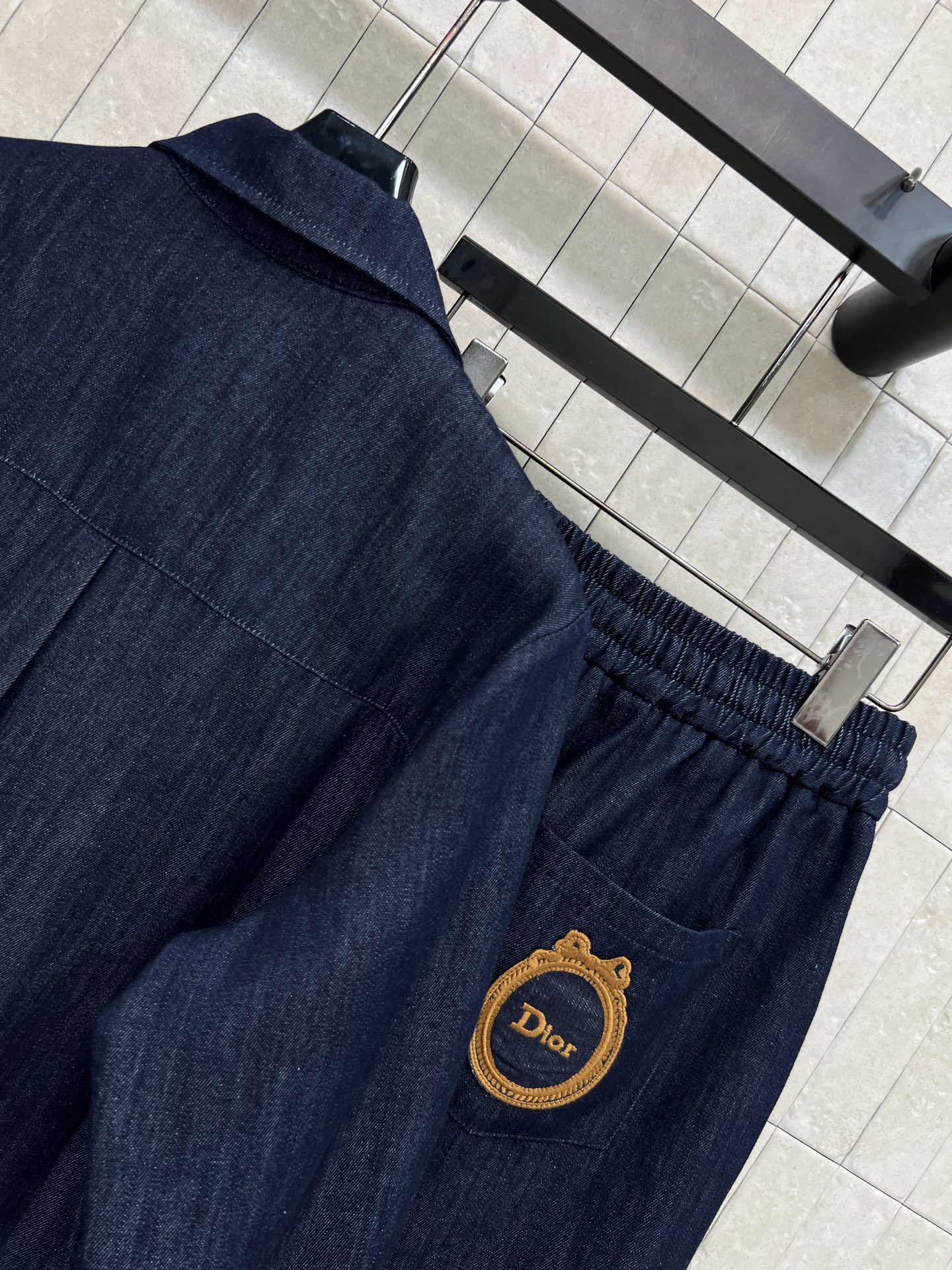 D家 26夏季新款 牛仔衬衫套装 翻领衬衫+抽绳短裤 高垂感牛仔面料 利落大翻领修饰颈部线条 宽松落肩版