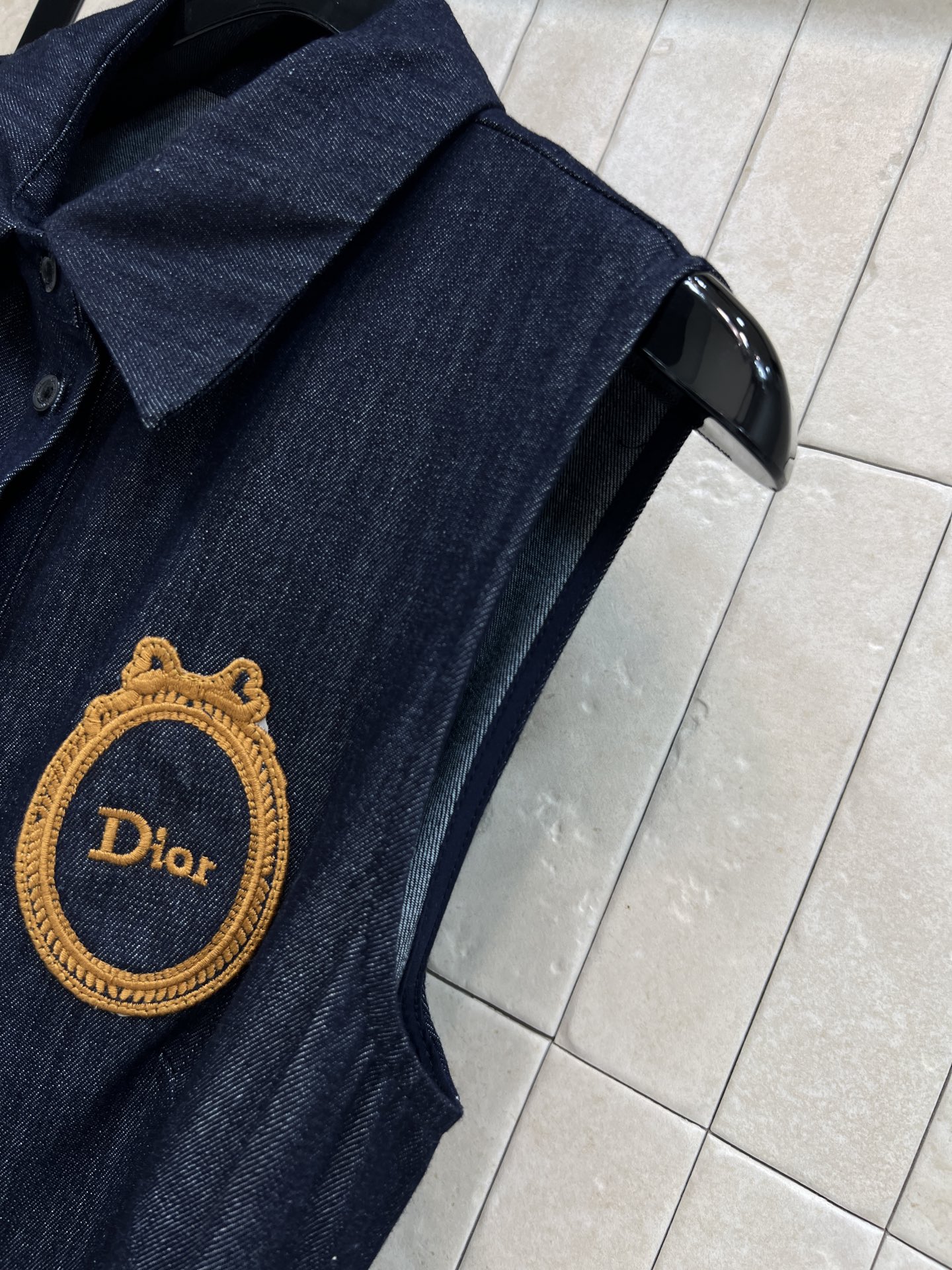 D家 26夏季新款 无袖收腰连衣裙​​ 纯棉牛仔面料 亲肤透气 衬衫式翻领+单排扣设计 腰带可调节 轻松