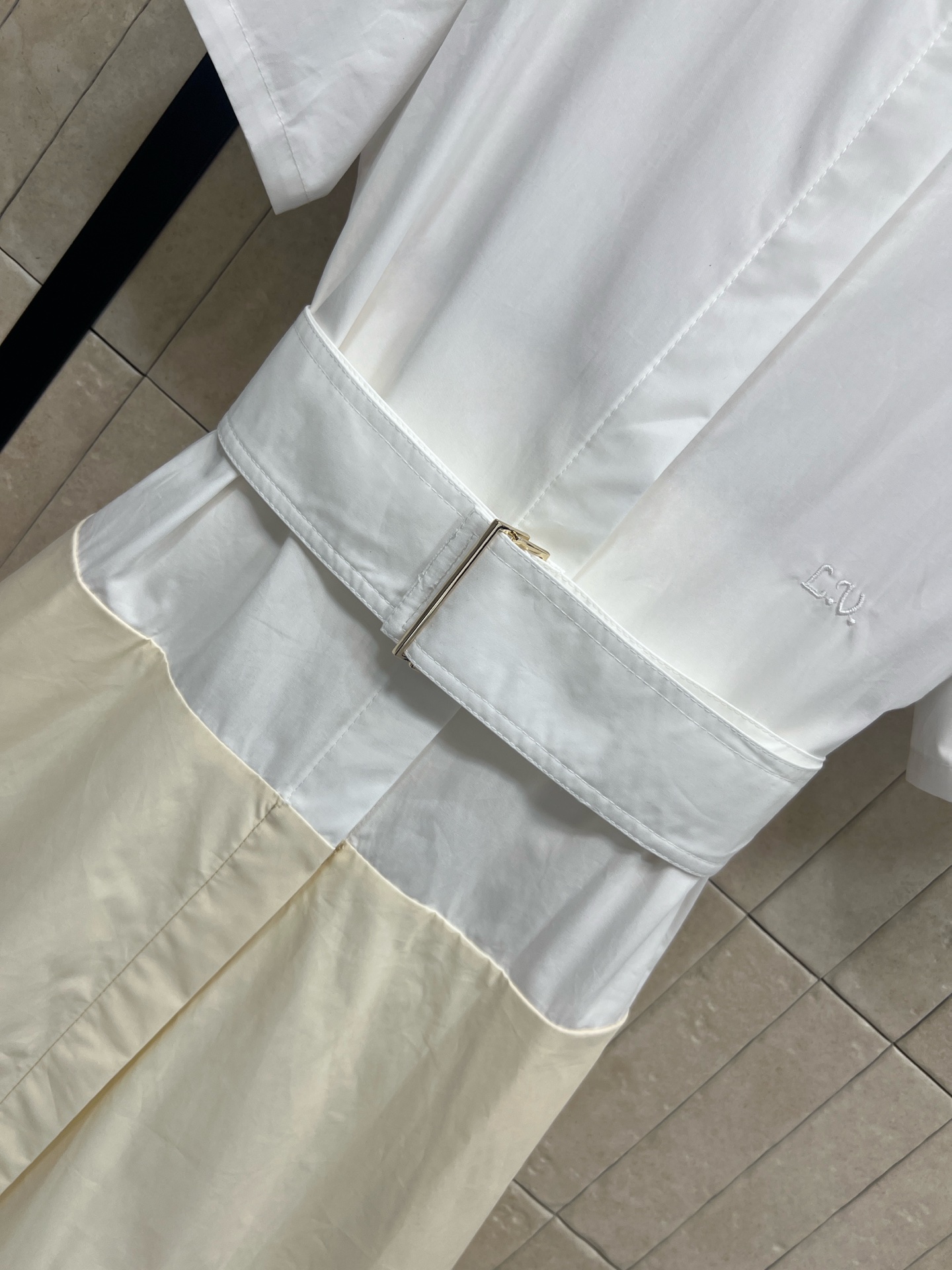 L家 26夏季新款 白色拼接连衣长裙 白色衬衫式上身+米白A字裙摆 腰带设计修饰腰线 高品质棉质面料 柔