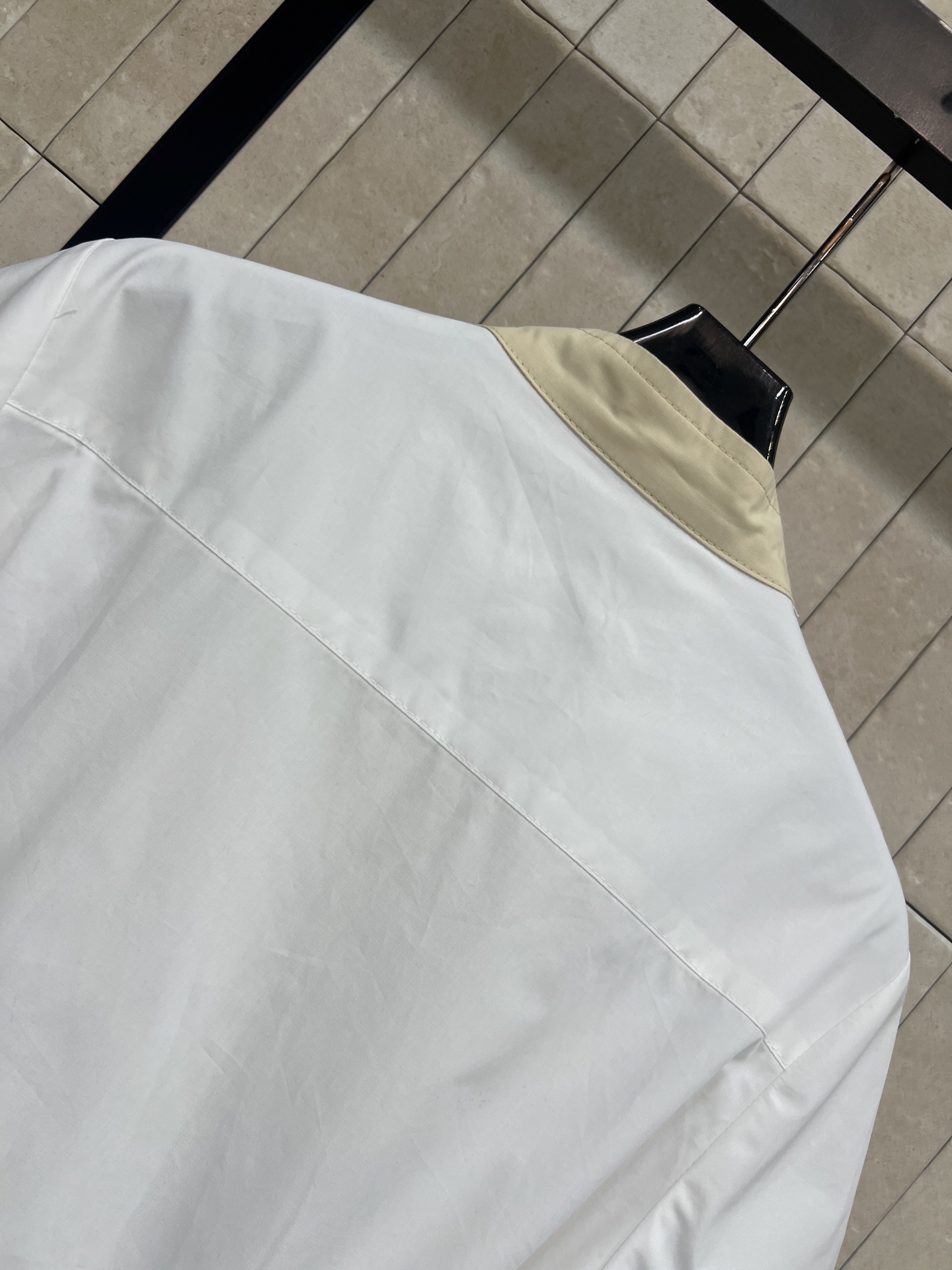 L家 26夏季新款 白色拼接连衣裙 简约又有设计感 主色白+米色几何拼接 层次感满满 腰部同色系带可调节