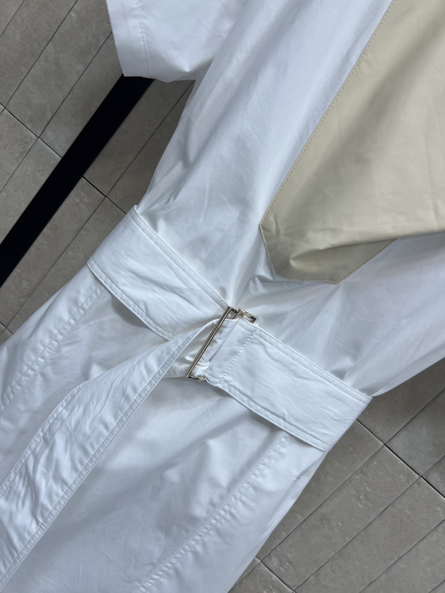 L家 26夏季新款 白色拼接连衣裙 简约又有设计感 主色白+米色几何拼接 层次感满满 腰部同色系带可调节