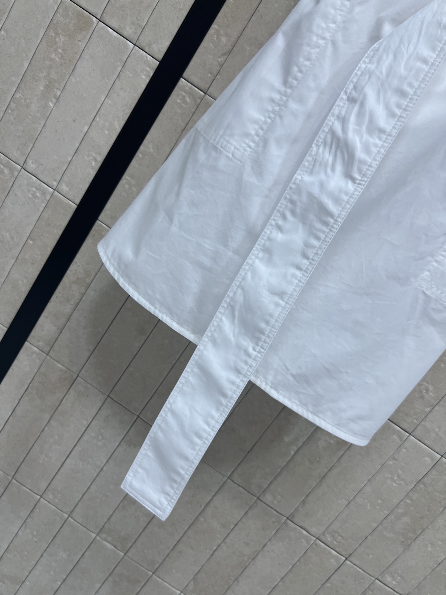 L家 26夏季新款 白色拼接连衣裙 简约又有设计感 主色白+米色几何拼接 层次感满满 腰部同色系带可调节