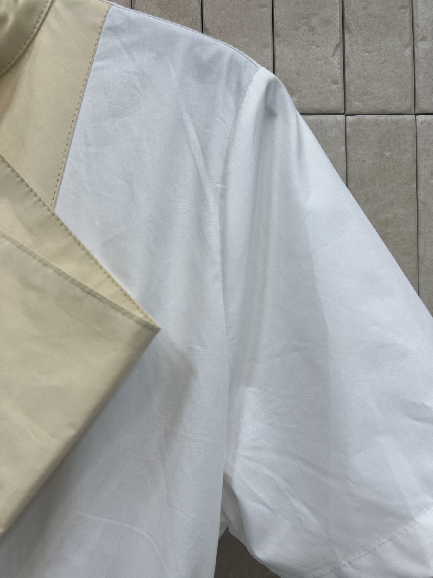 L家 26夏季新款 白色拼接连衣裙 简约又有设计感 主色白+米色几何拼接 层次感满满 腰部同色系带可调节