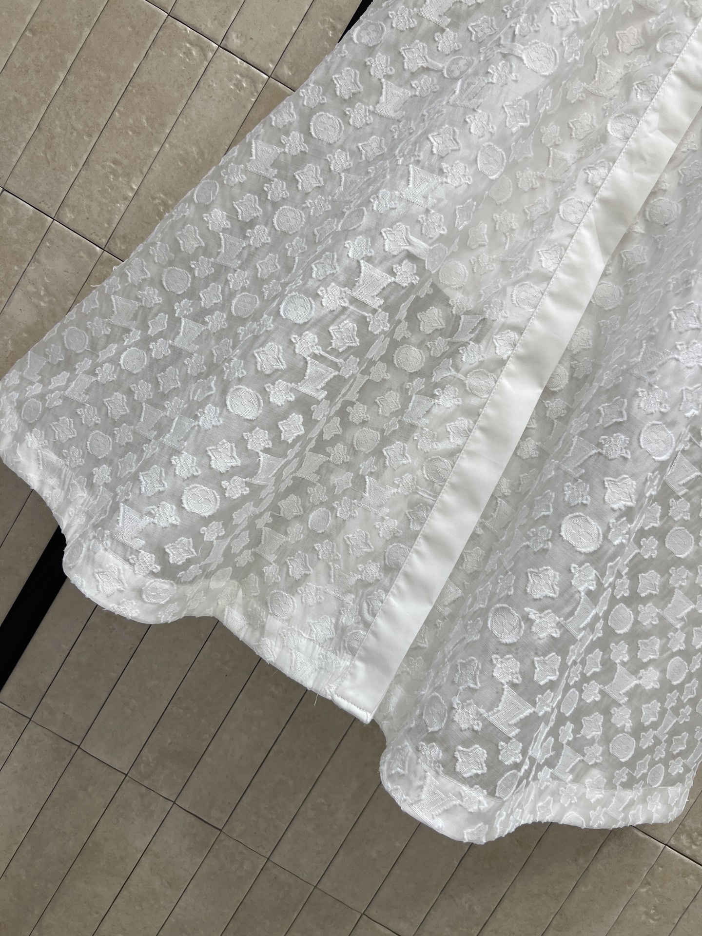 L家 26夏季新款 提花衬衫连衣裙 经典衬衫翻领+盖肩短袖 透气轻盈面料 精致满幅提花肌理 自带朦胧通透