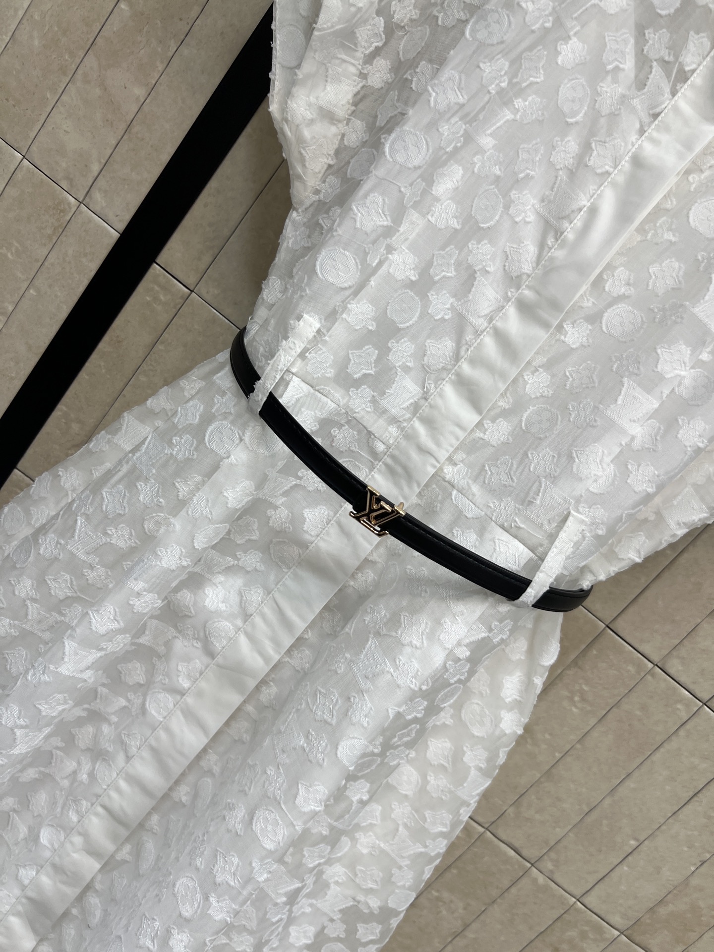 L家 26夏季新款 提花衬衫连衣裙 经典衬衫翻领+盖肩短袖 透气轻盈面料 精致满幅提花肌理 自带朦胧通透